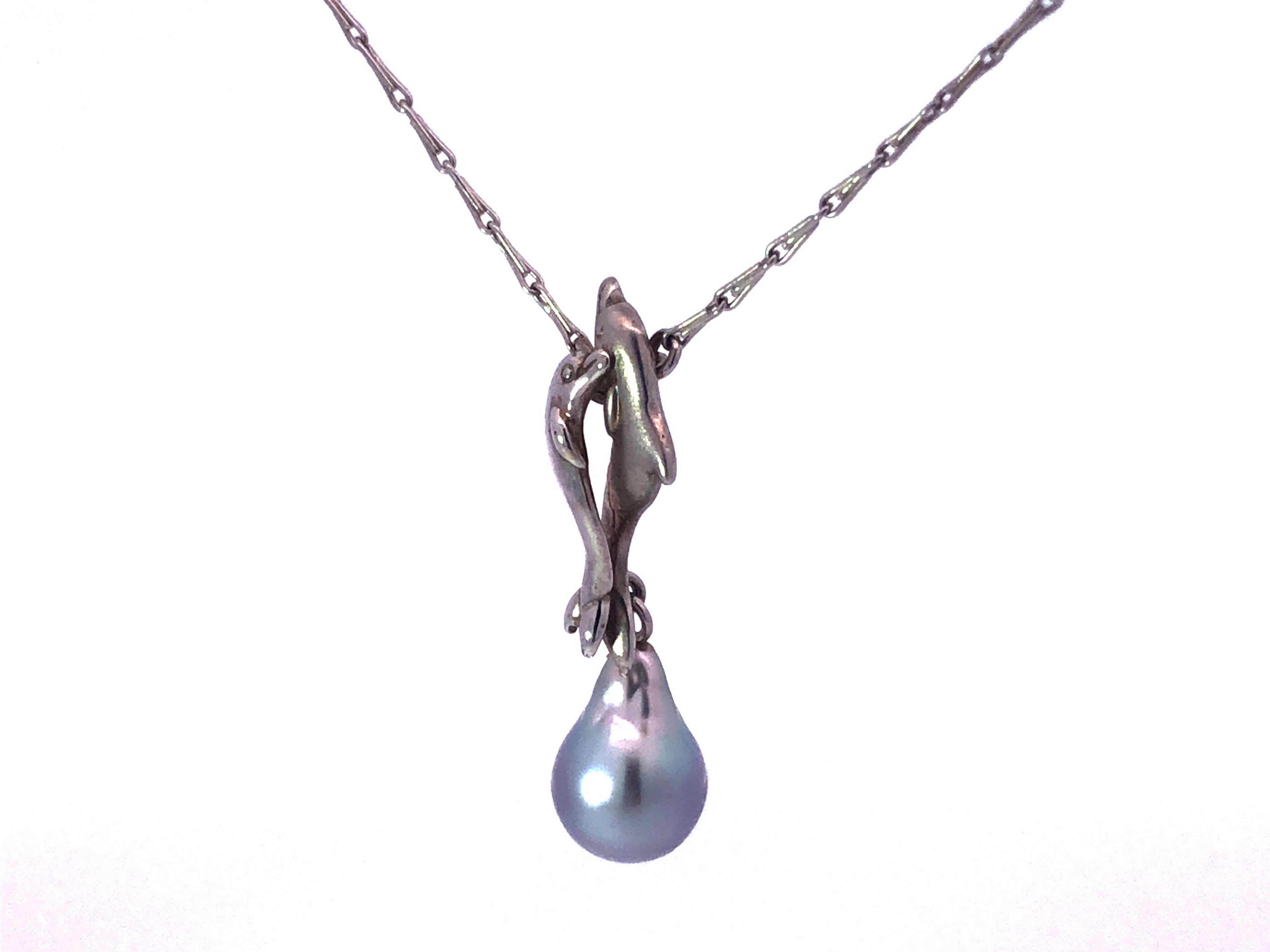 Two Dolphins & Silver Pearl Motif Necklace in 14k White Gold In Good Condition For Sale In Honolulu, HI
