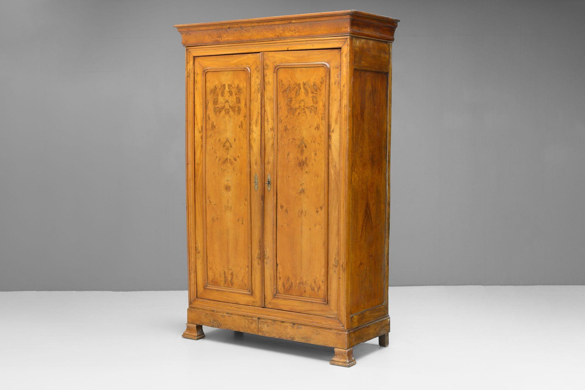 Armario francés de dos puertas en olmo.

Alrededor de 1890

Alto 231 cm x Ancho 150 cm x Fondo 69 cm