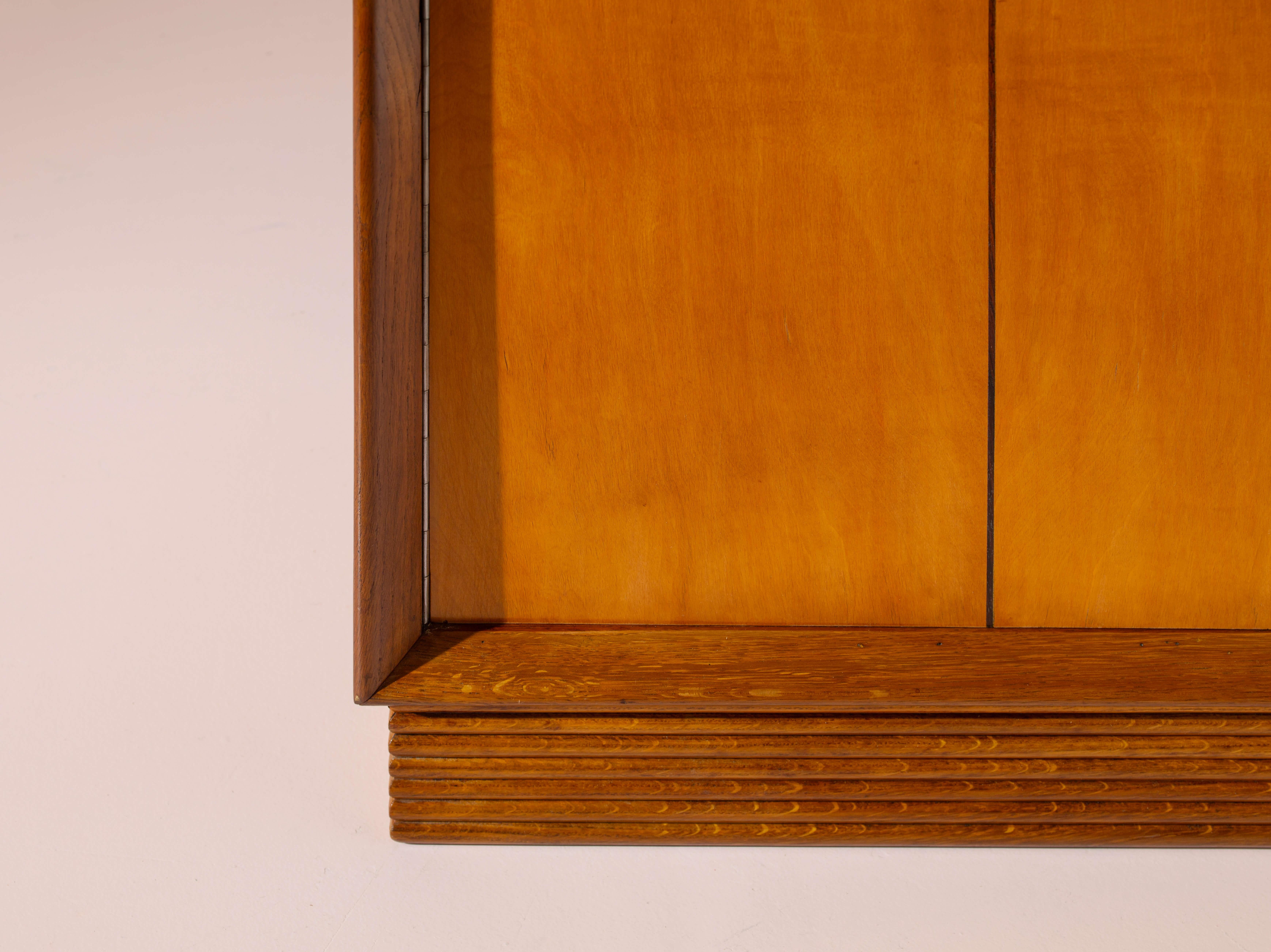 Two-door Art Deco wardrobe, oak structure with inlaid maple panels, Italy, 1930s 4