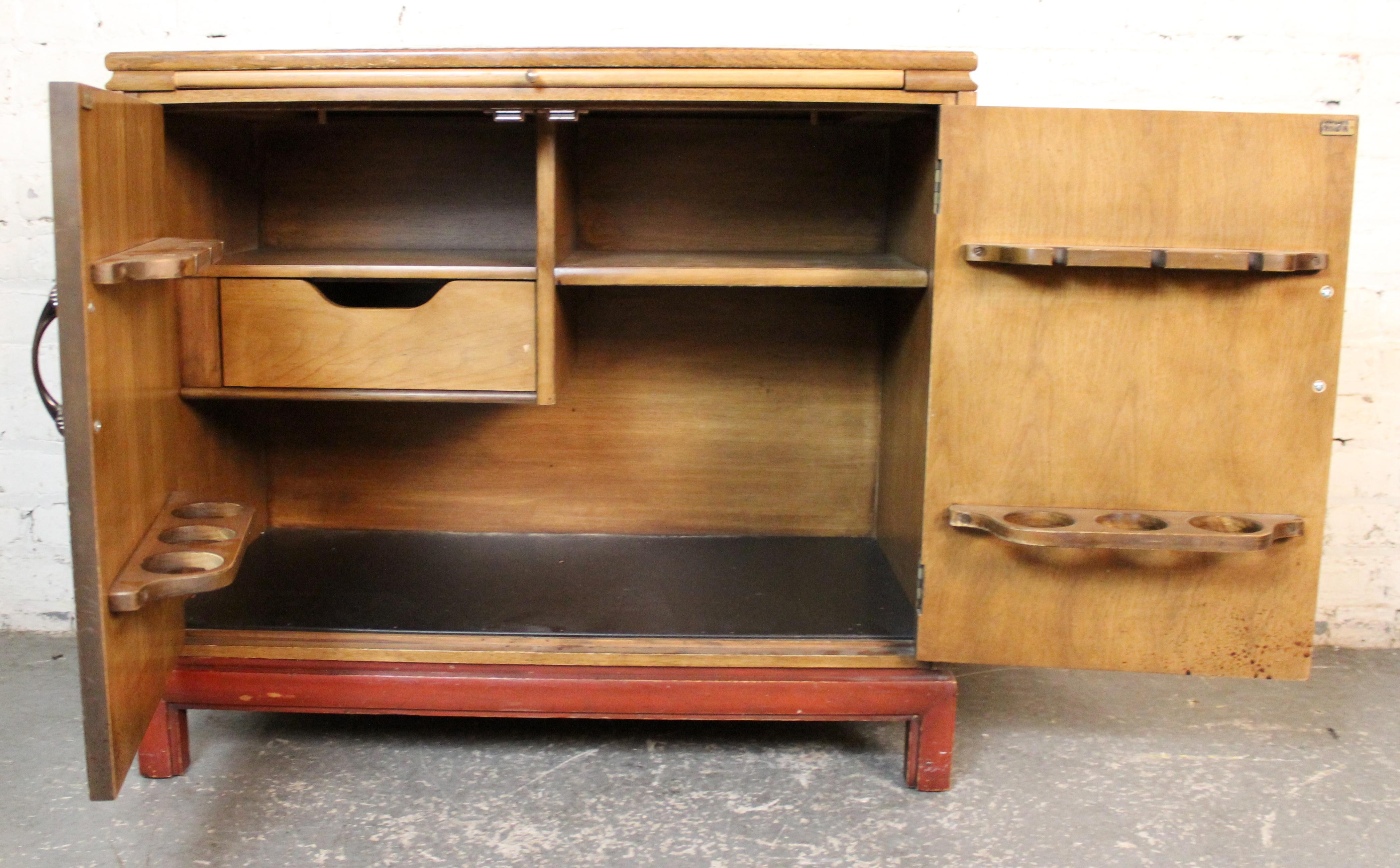 Meuble de bar à deux portes en loupe de bois par Tomlinson en vente 3