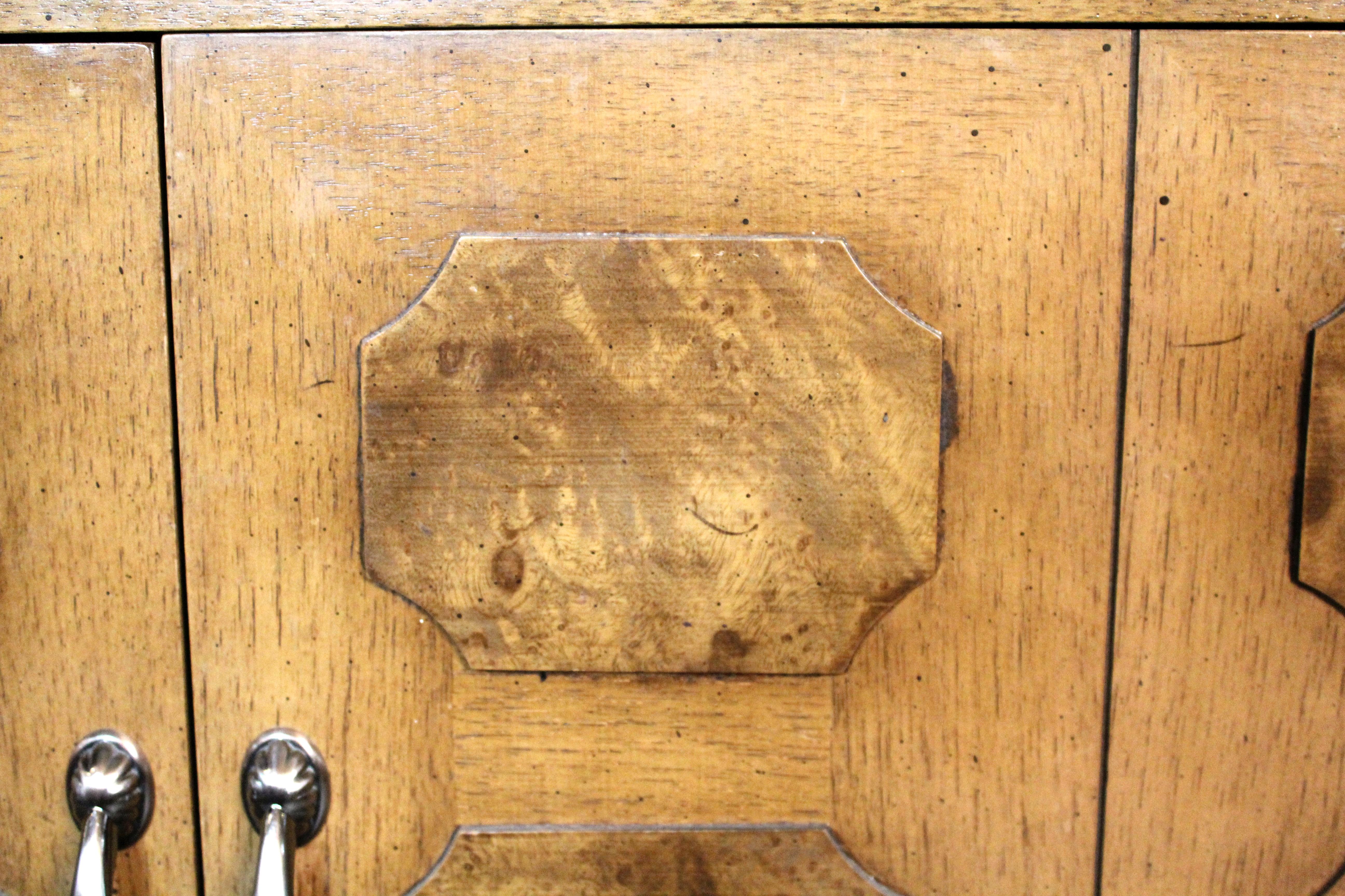 Meuble de bar à deux portes en loupe de bois par Tomlinson en vente 4