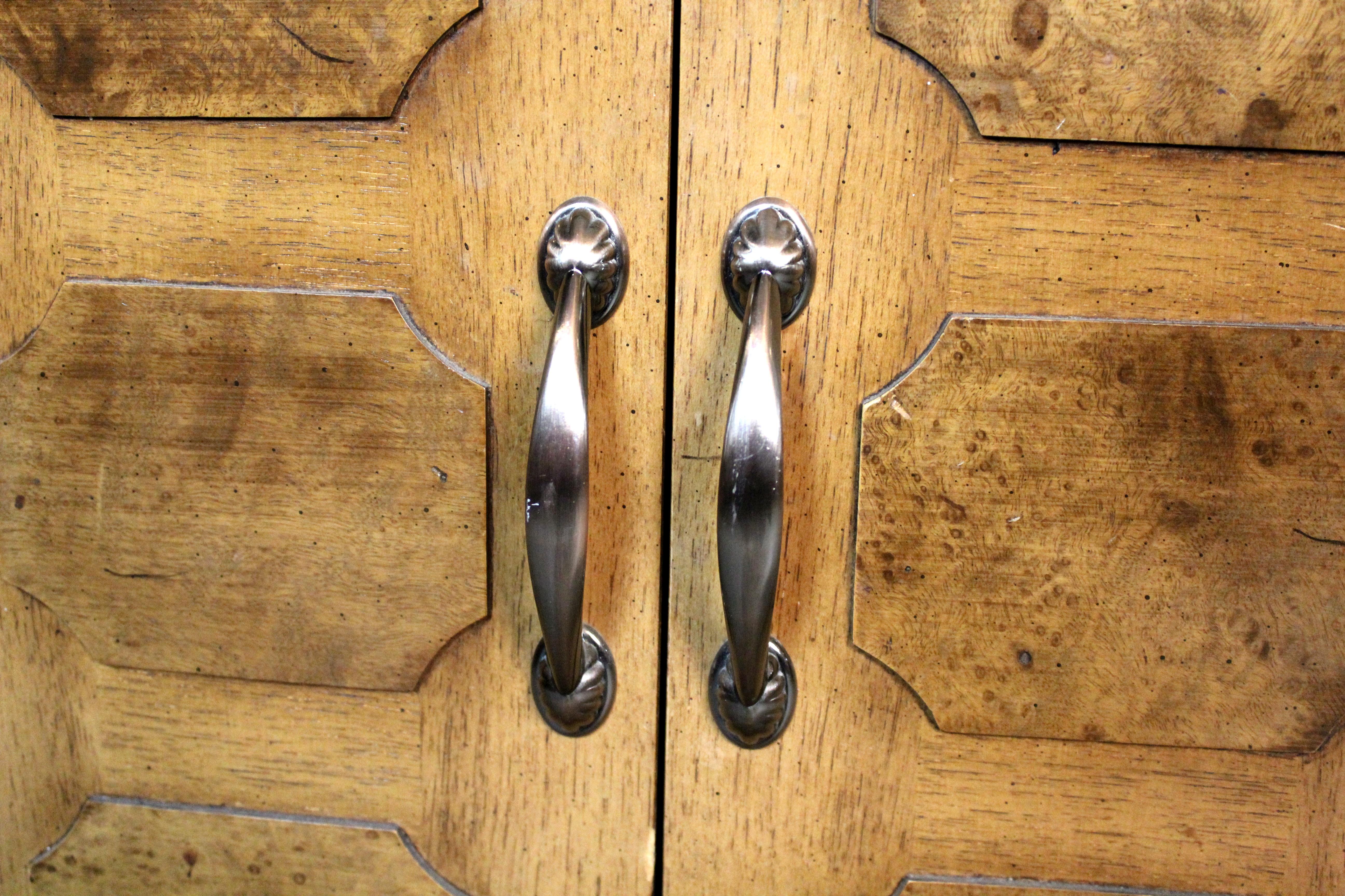 Meuble de bar à deux portes en loupe de bois par Tomlinson en vente 5