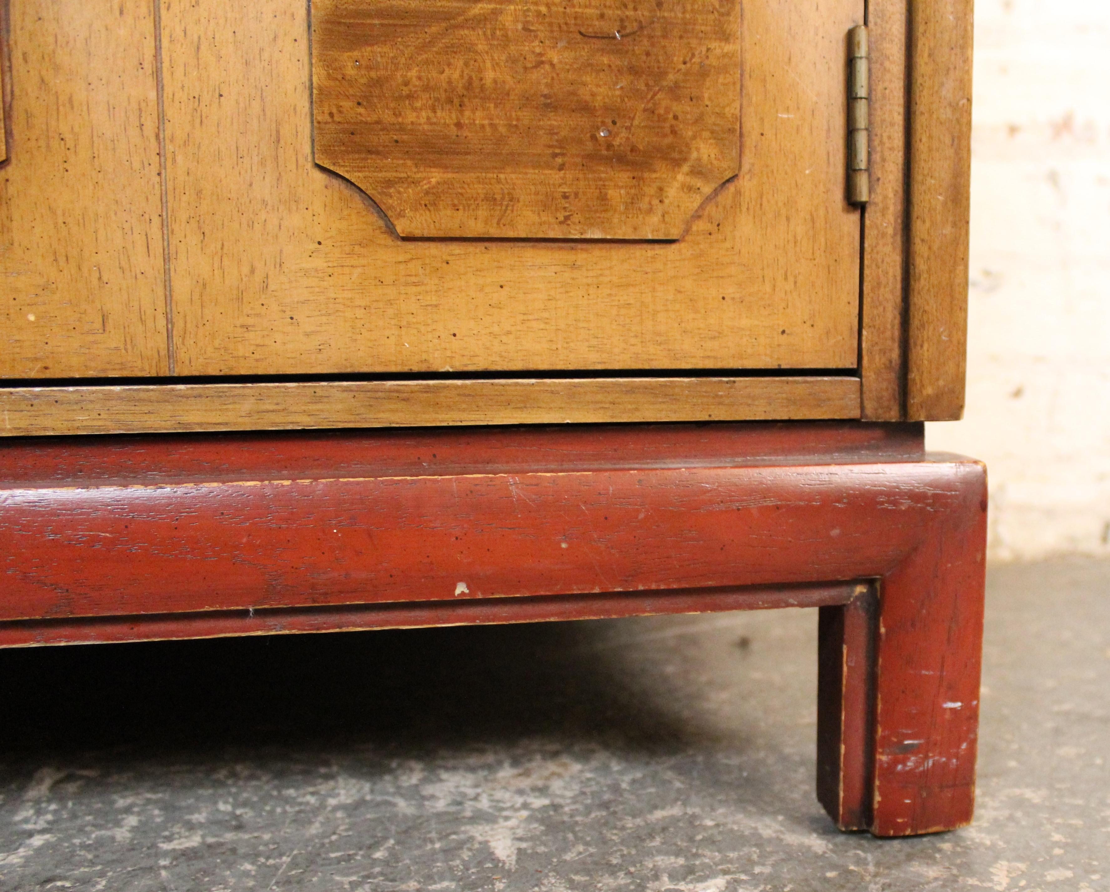 Meuble de bar à deux portes en loupe de bois par Tomlinson en vente 6