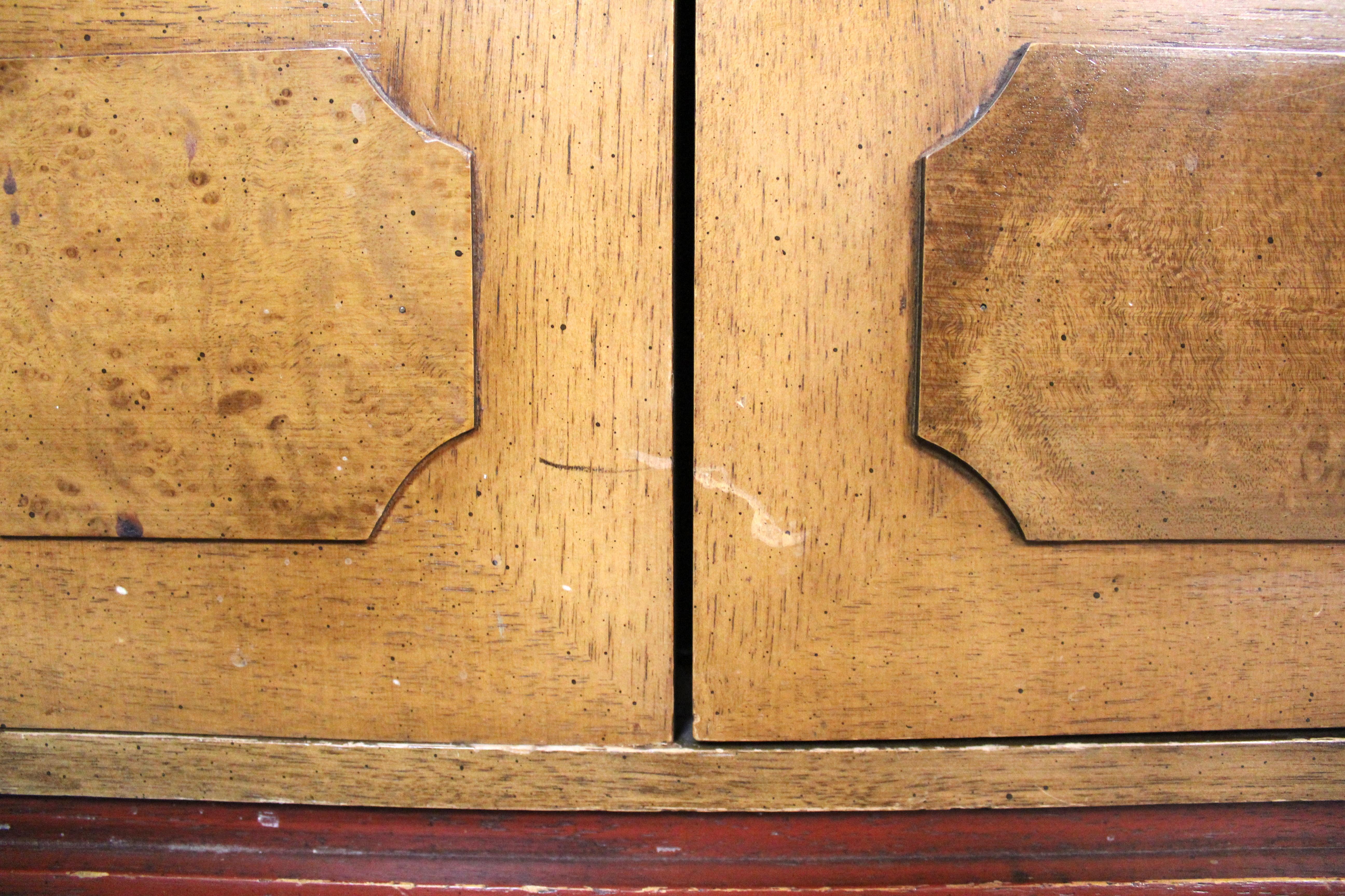 Meuble de bar à deux portes en loupe de bois par Tomlinson en vente 7