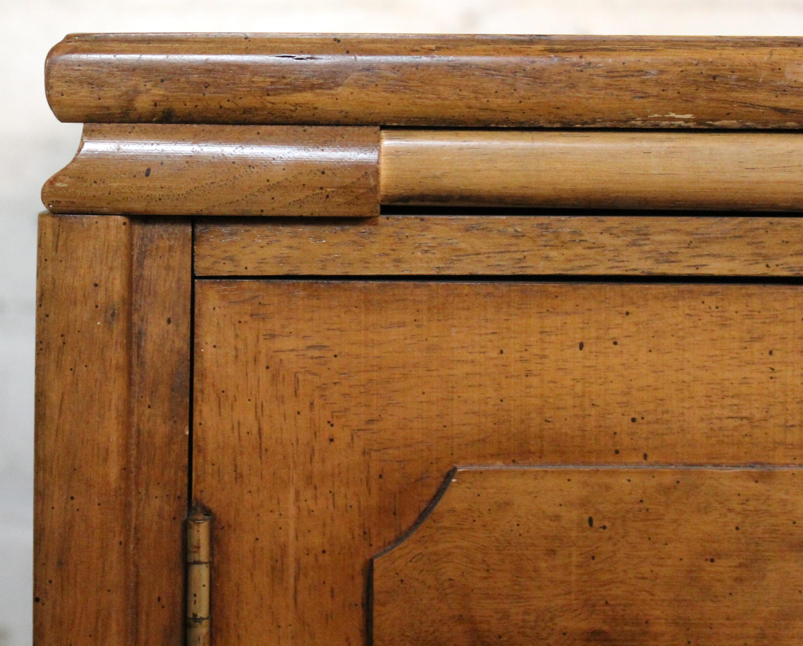 Meuble de bar à deux portes en loupe de bois par Tomlinson en vente 8