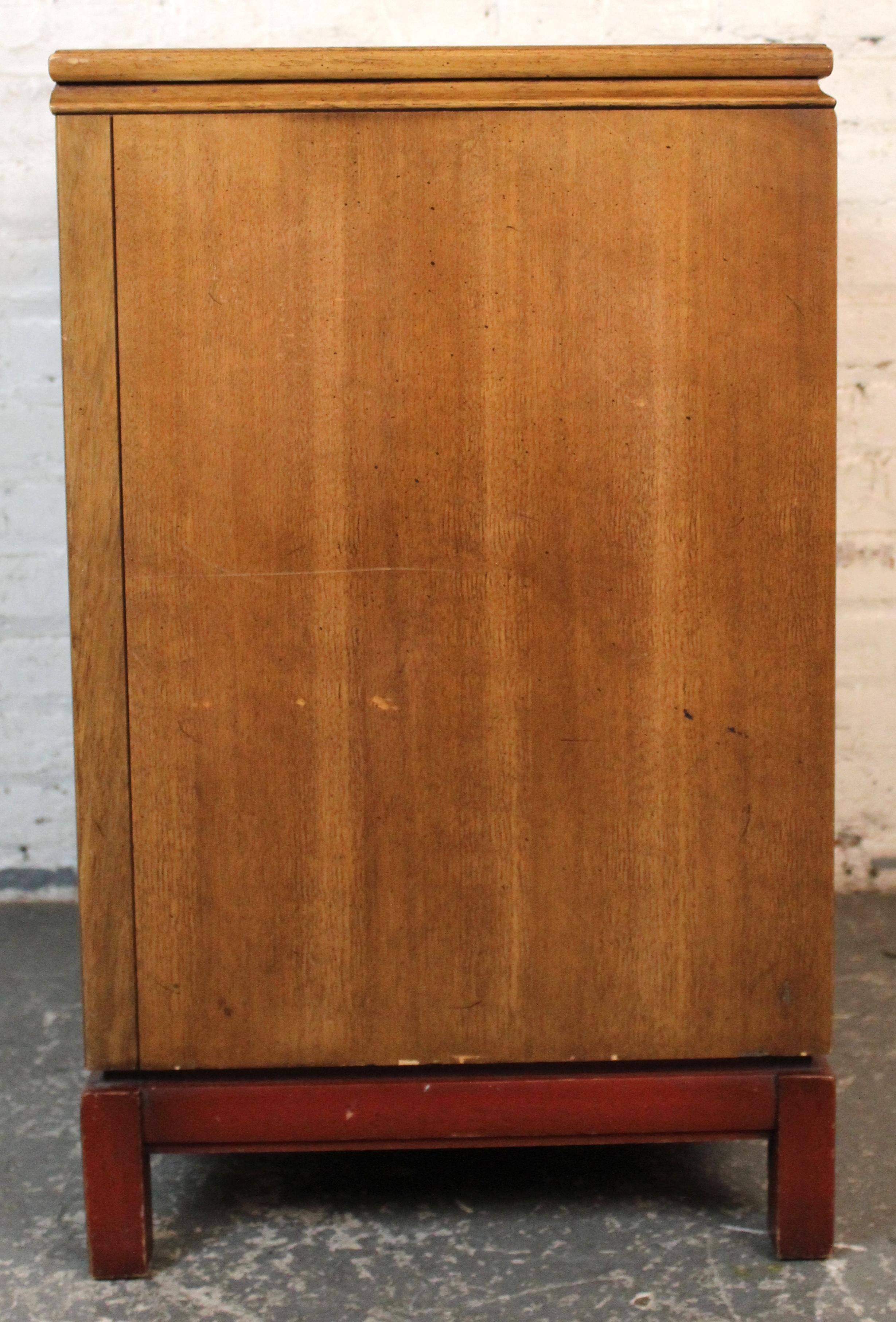 Mid-Century Modern Meuble de bar à deux portes en loupe de bois par Tomlinson en vente