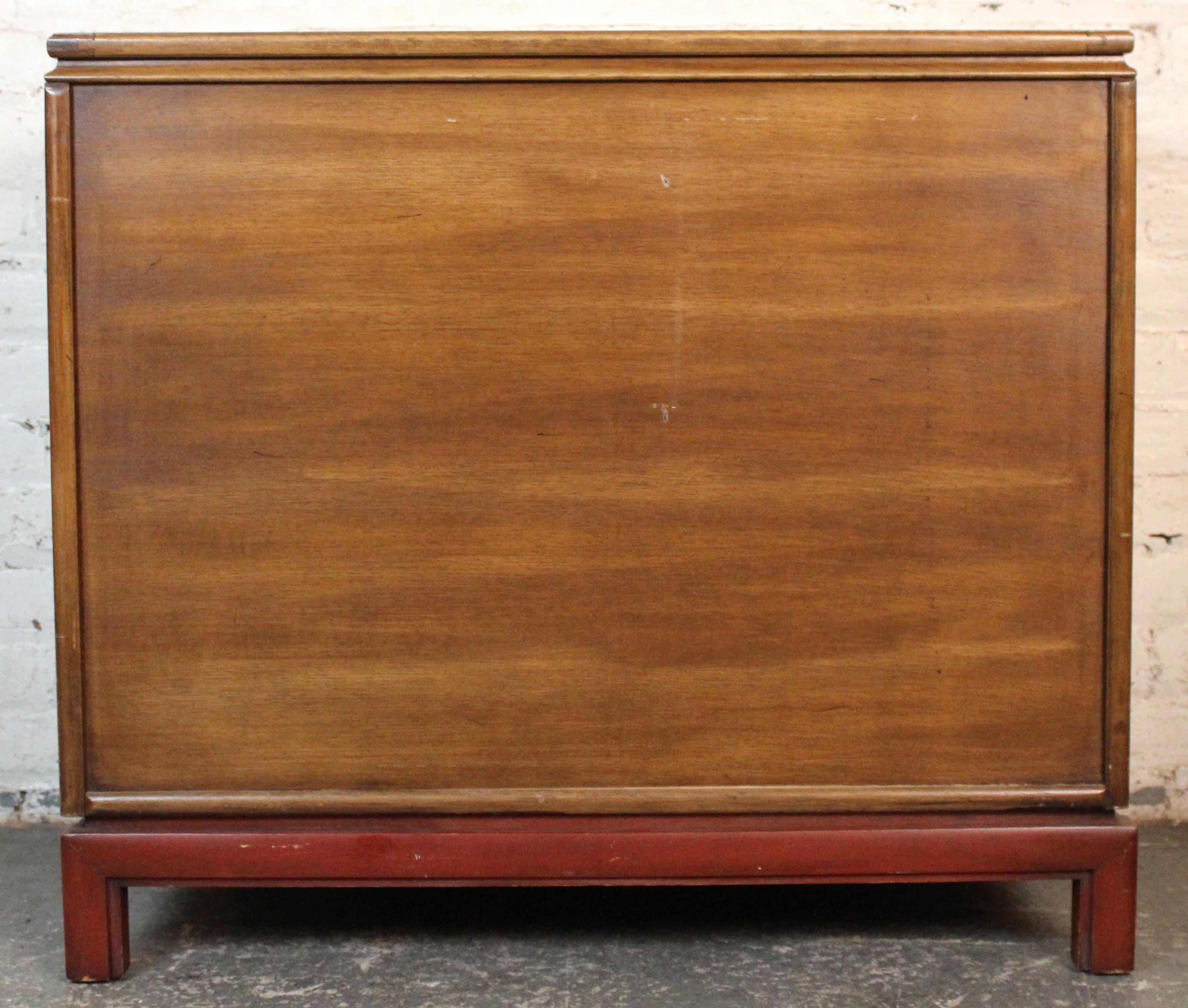 Américain Meuble de bar à deux portes en loupe de bois par Tomlinson en vente