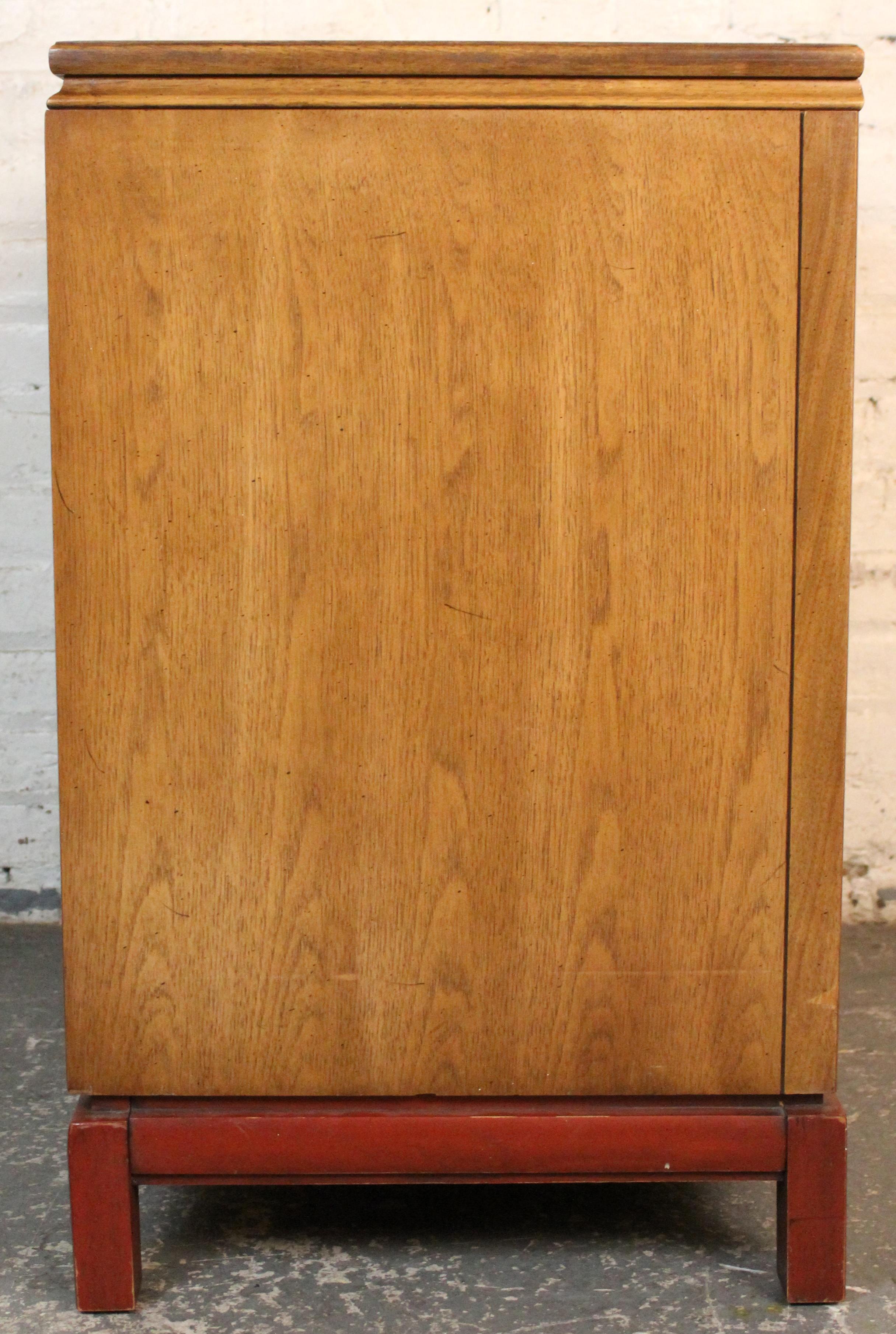 Meuble de bar à deux portes en loupe de bois par Tomlinson Bon état - En vente à Brooklyn, NY