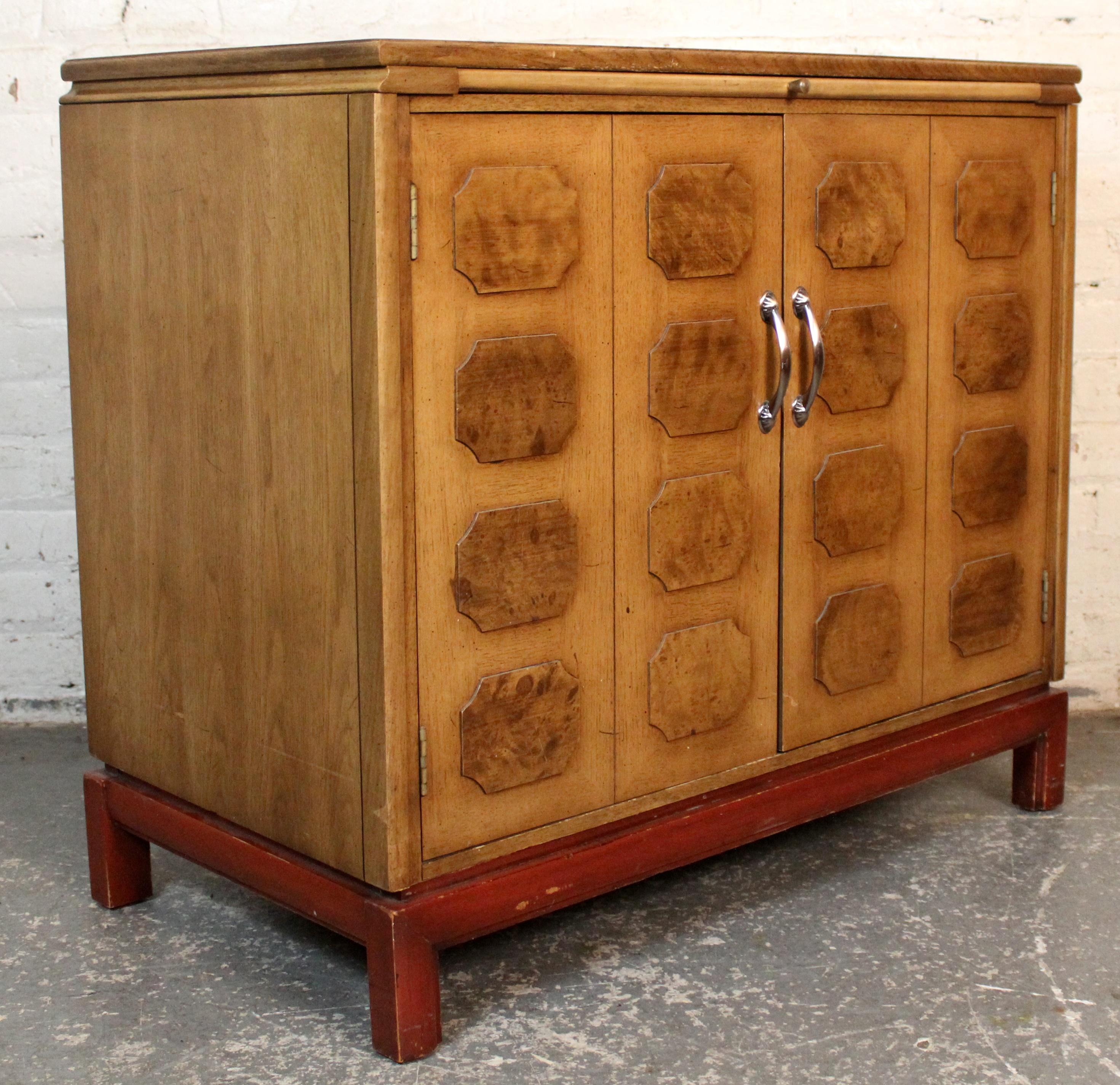 20ième siècle Meuble de bar à deux portes en loupe de bois par Tomlinson en vente