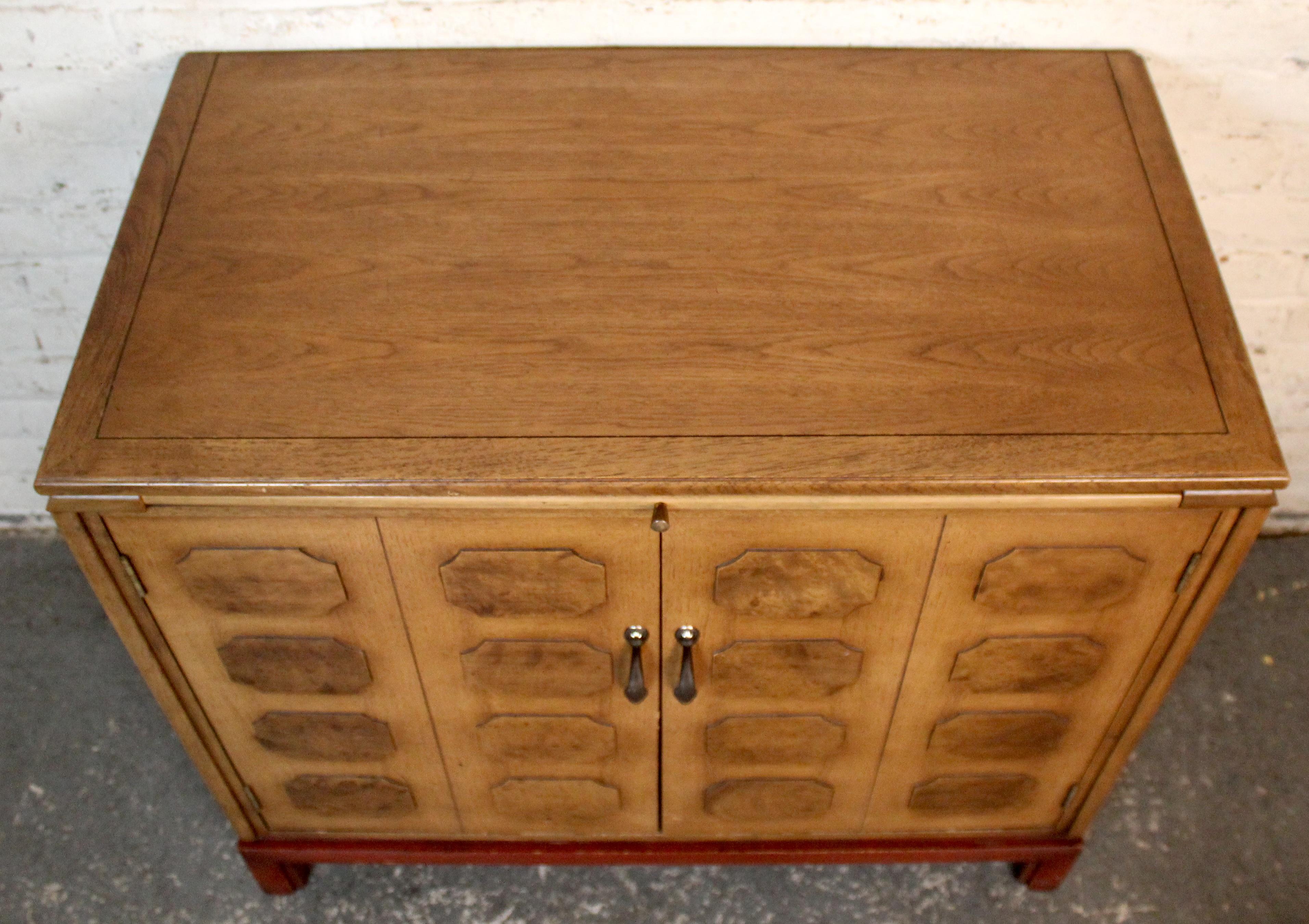 Laiton Meuble de bar à deux portes en loupe de bois par Tomlinson en vente