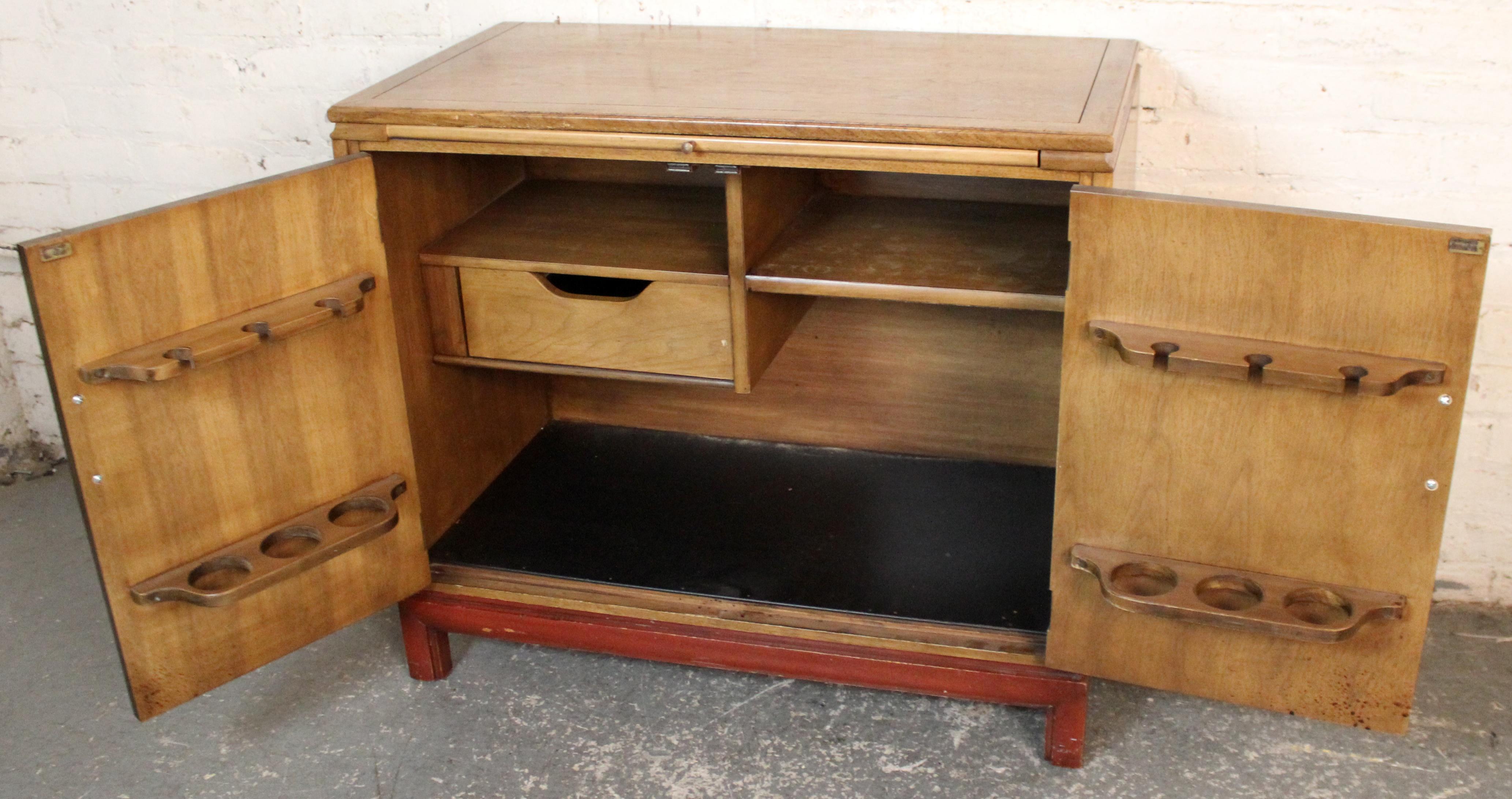 Meuble de bar à deux portes en loupe de bois par Tomlinson en vente 2