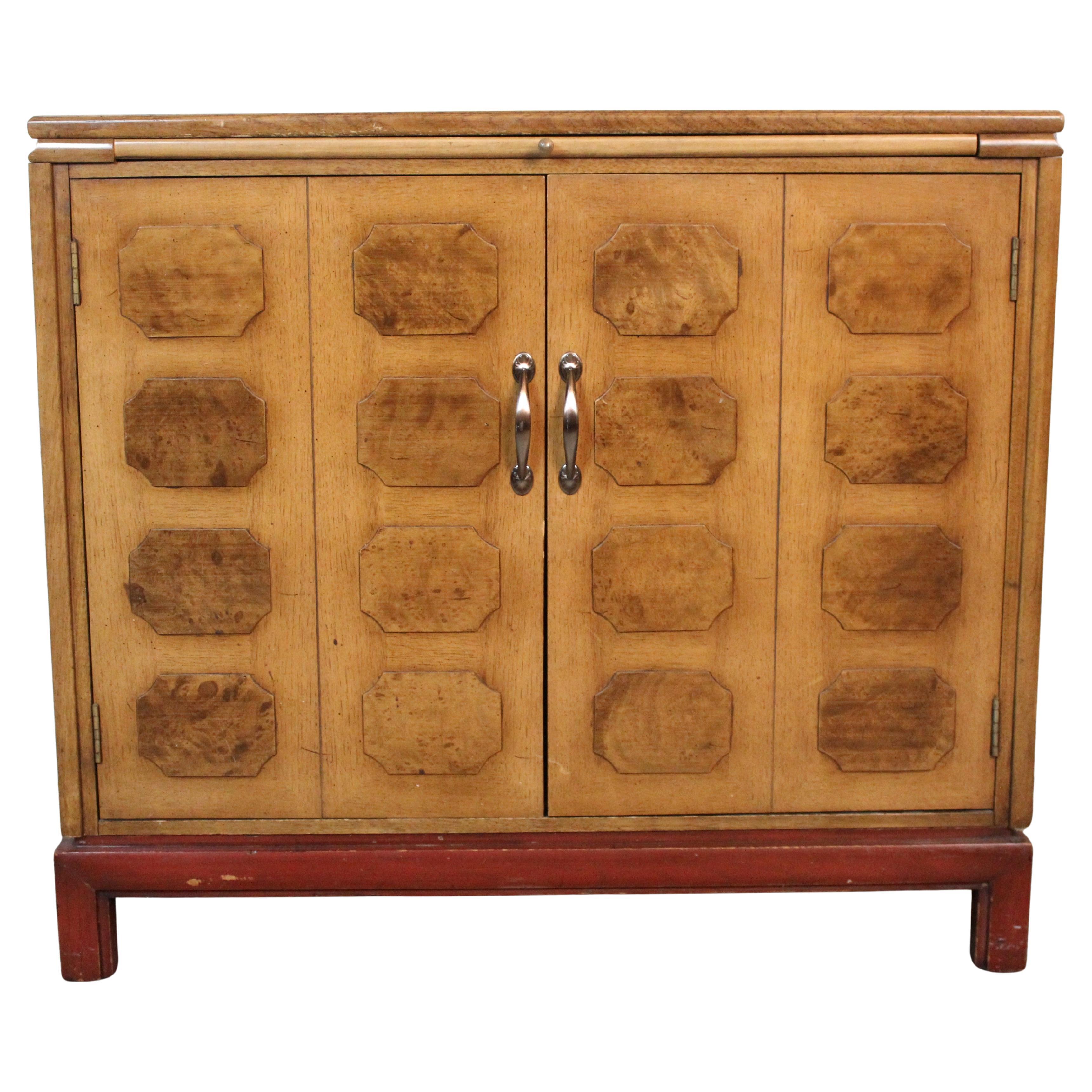 Meuble de bar à deux portes en loupe de bois par Tomlinson en vente