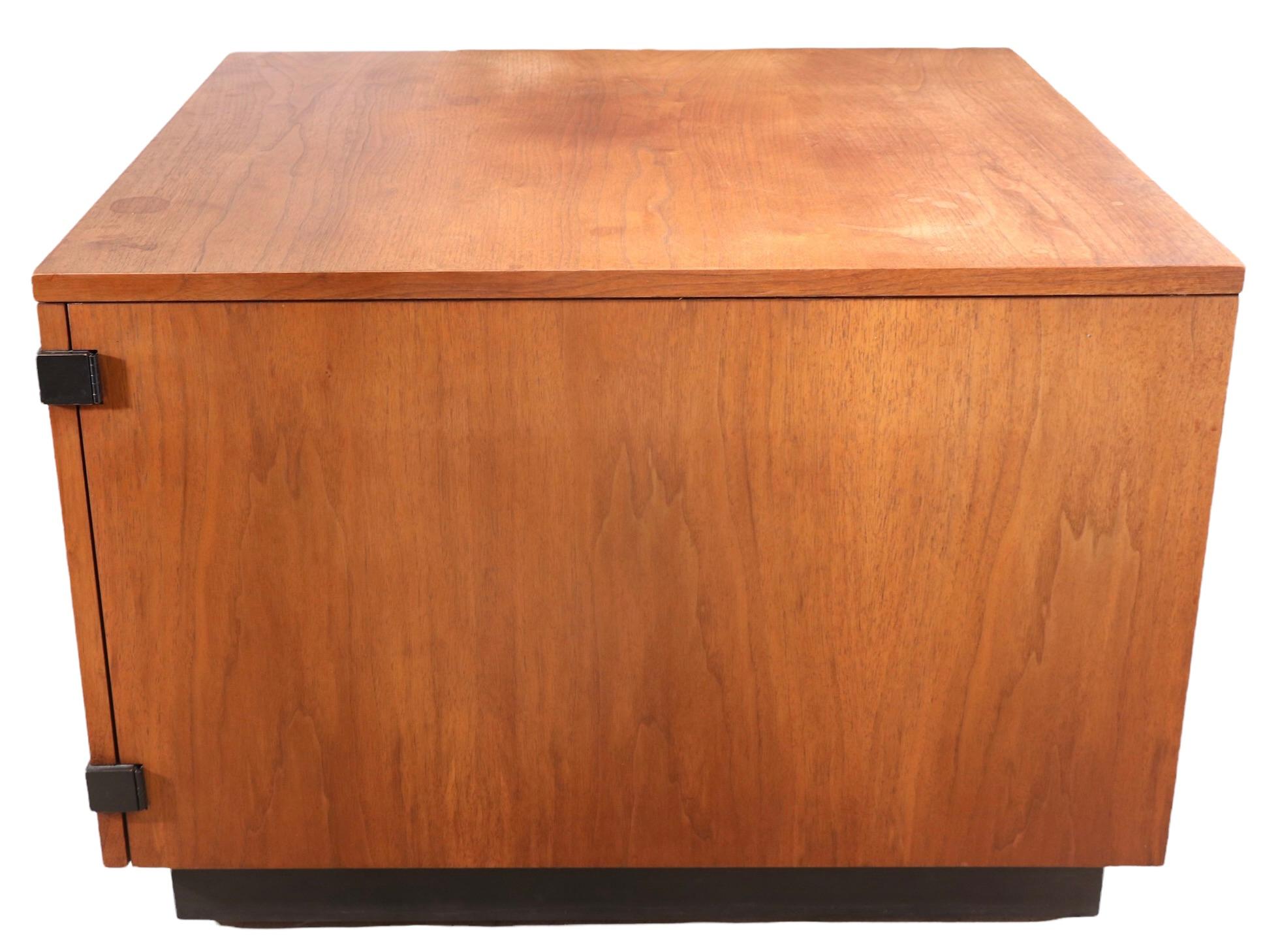 Architektonischer zweitüriger Schrank, entworfen von Adrian Pearsall für Craft Associates. Der Schrank verfügt über zwei ausschwenkbare Türen, die sich öffnen lassen, um zwei Innenschubladen und offenen Stauraum zu enthüllen. Dieses Stück ist in