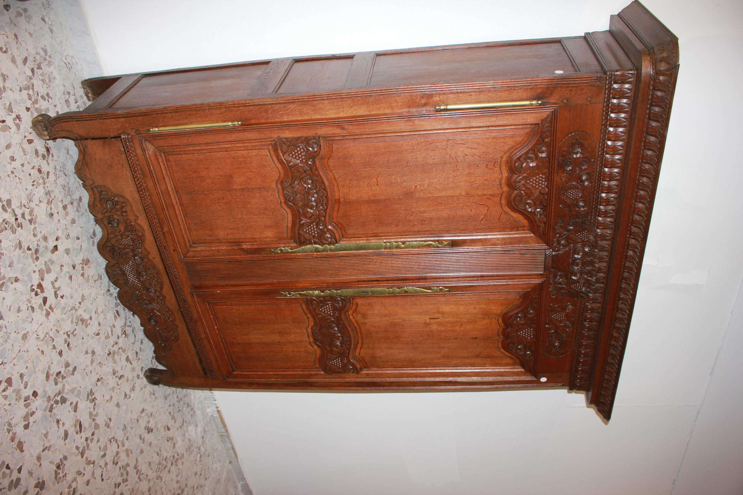 French wardrobe from the late 18th century in Normandy style, made of oak wood. It features two closed doors, a crown top, a lower drawer, and richly carved motifs across the entire surface.
Origin: France
Period: Late 1700s
Style: