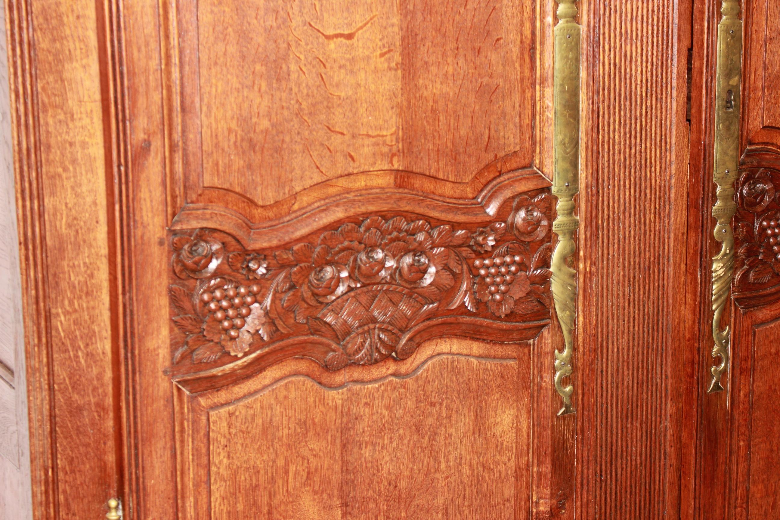 Two-Door Carved Normandy Wardrobe, France 18th Century In Excellent Condition For Sale In Barletta, IT