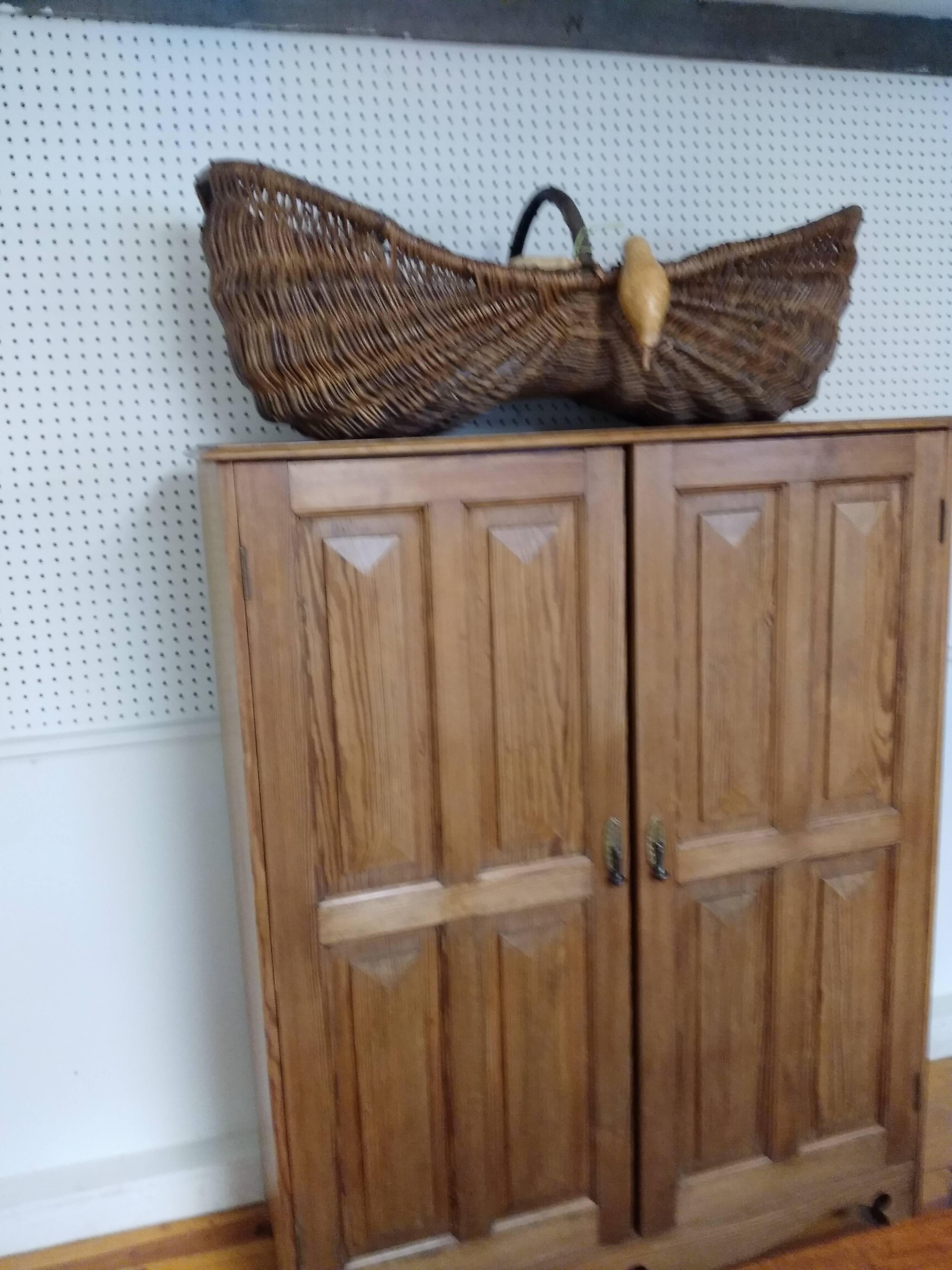 Eine englische Garderobe als Ergänzung zu Löwe und Hexe? Dieser preisgünstige Schrank aus Kiefernholz stammt aus dem Jahr 1860. Es hat eine Hängestange auf der linken Seite sowie mehrere Regale und Schubladen auf der rechten Seite und würde sich