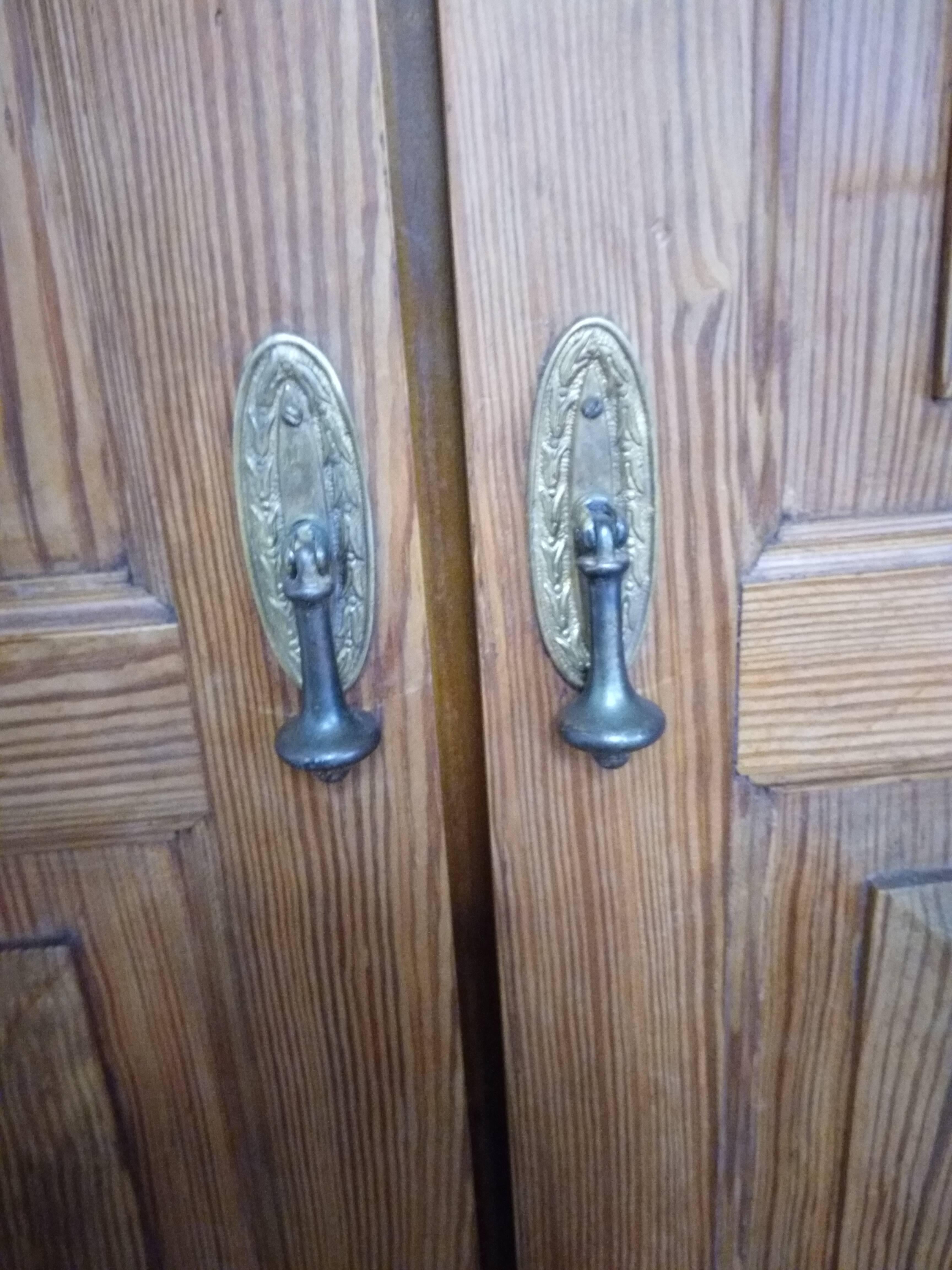 Zweitüriger Schrank mit Regalen und Schubladen (Englisch)