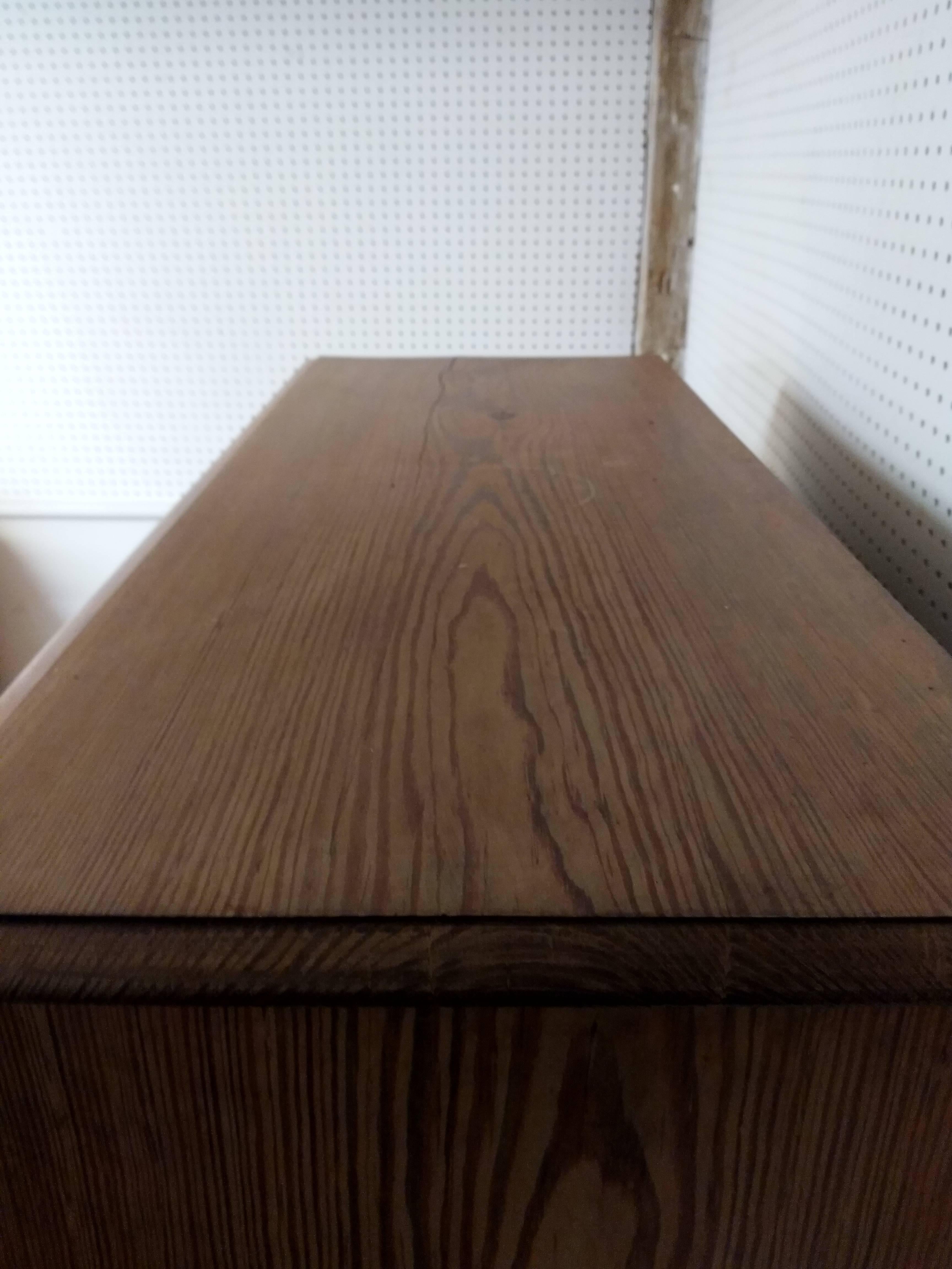 Zweitüriger Schrank mit Regalen und Schubladen im Zustand „Hervorragend“ in Sheffield, MA