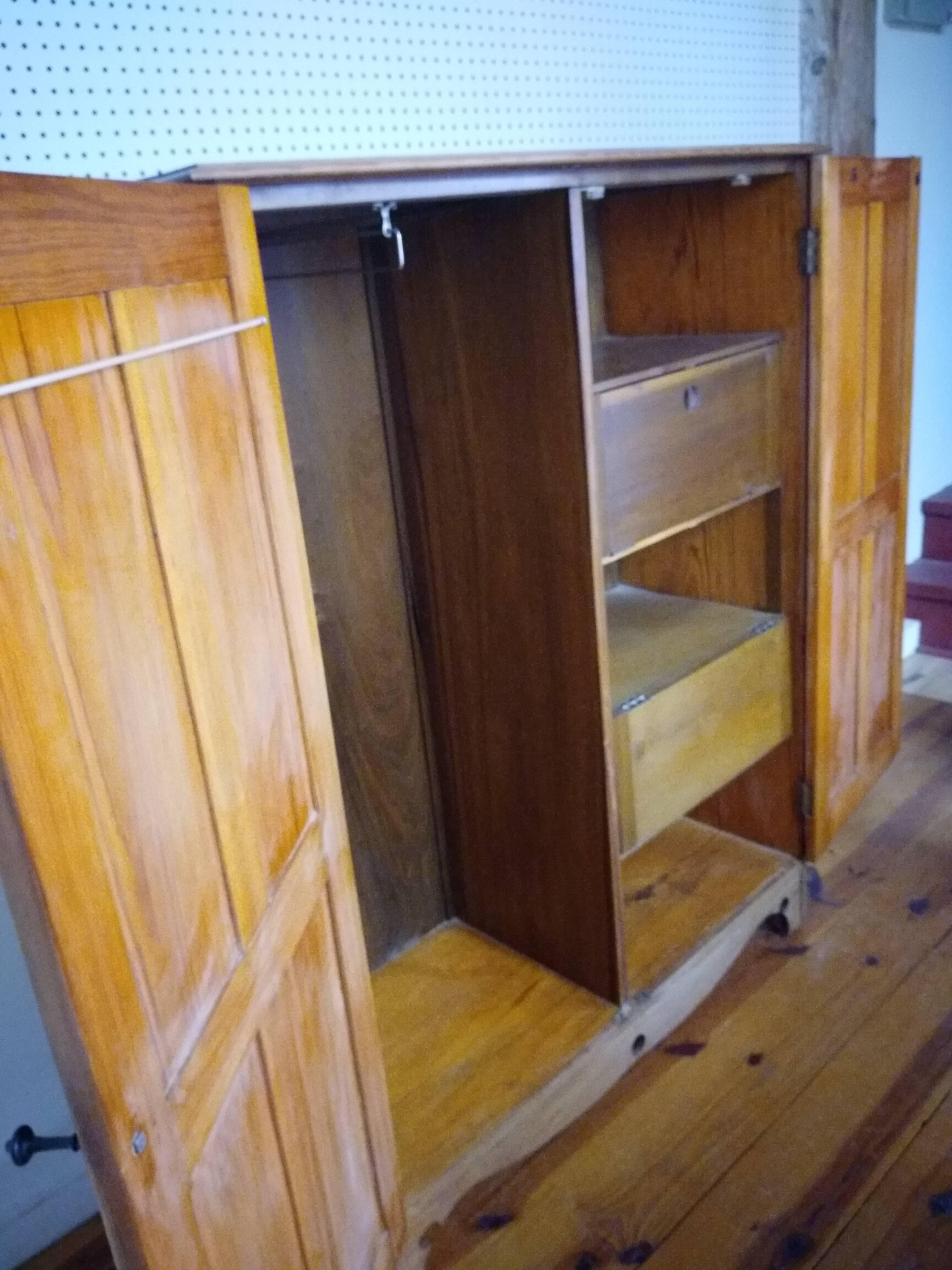 Zweitüriger Schrank mit Regalen und Schubladen (19. Jahrhundert)