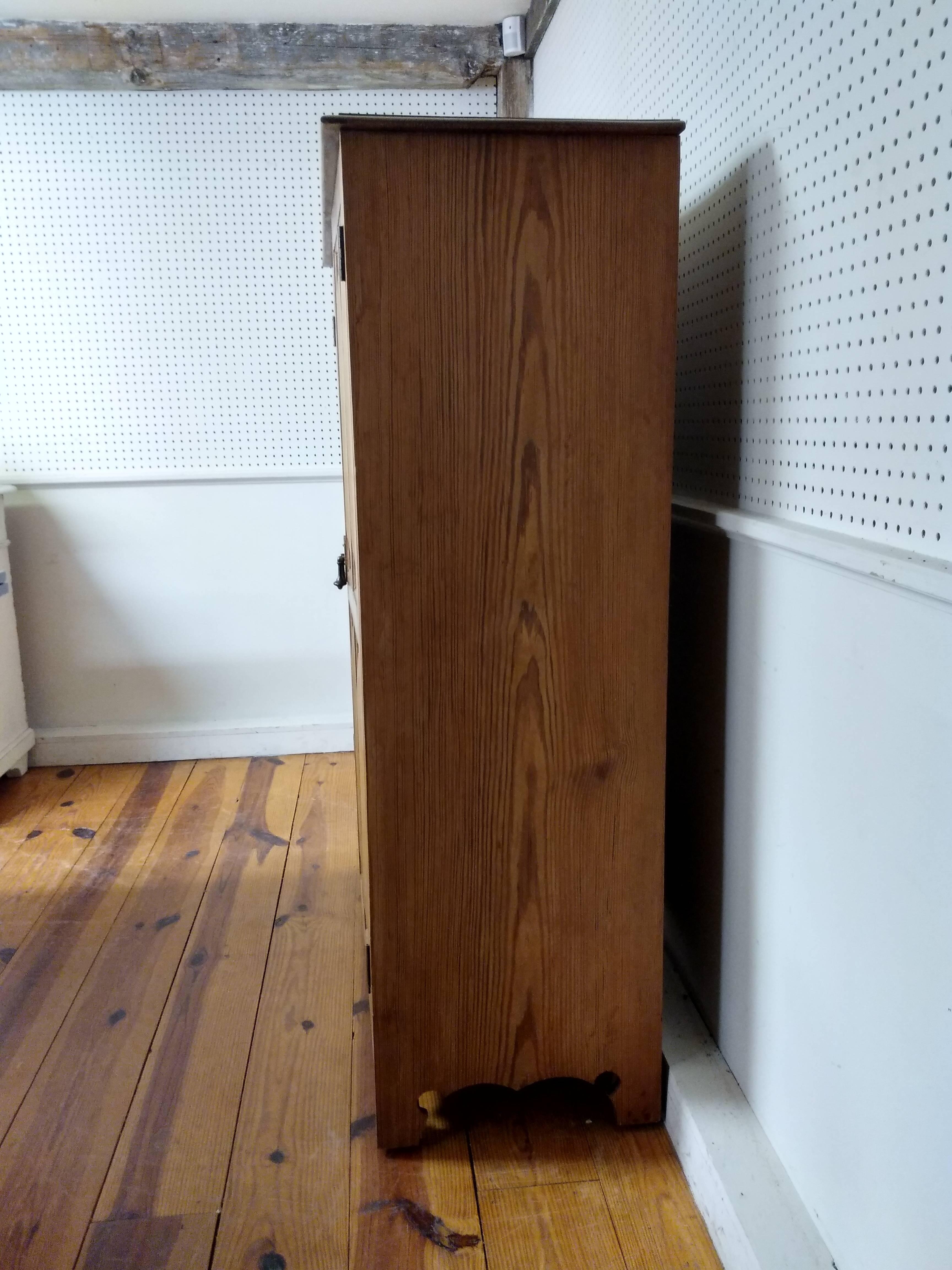 Zweitüriger Schrank mit Regalen und Schubladen (Kiefernholz)