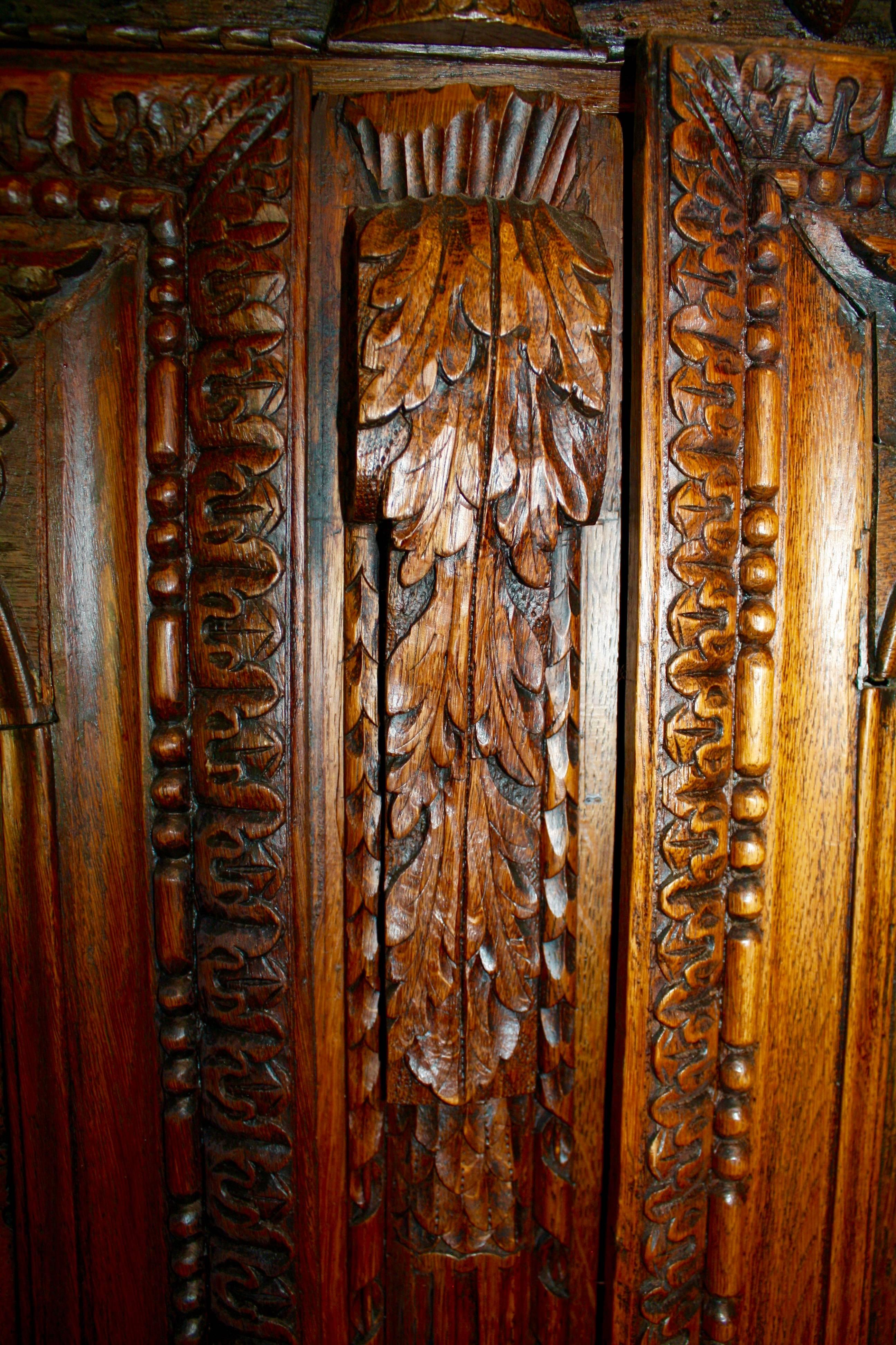Sculpté Armoire/armoire de mariage française à deux portes, vers 1880 en vente