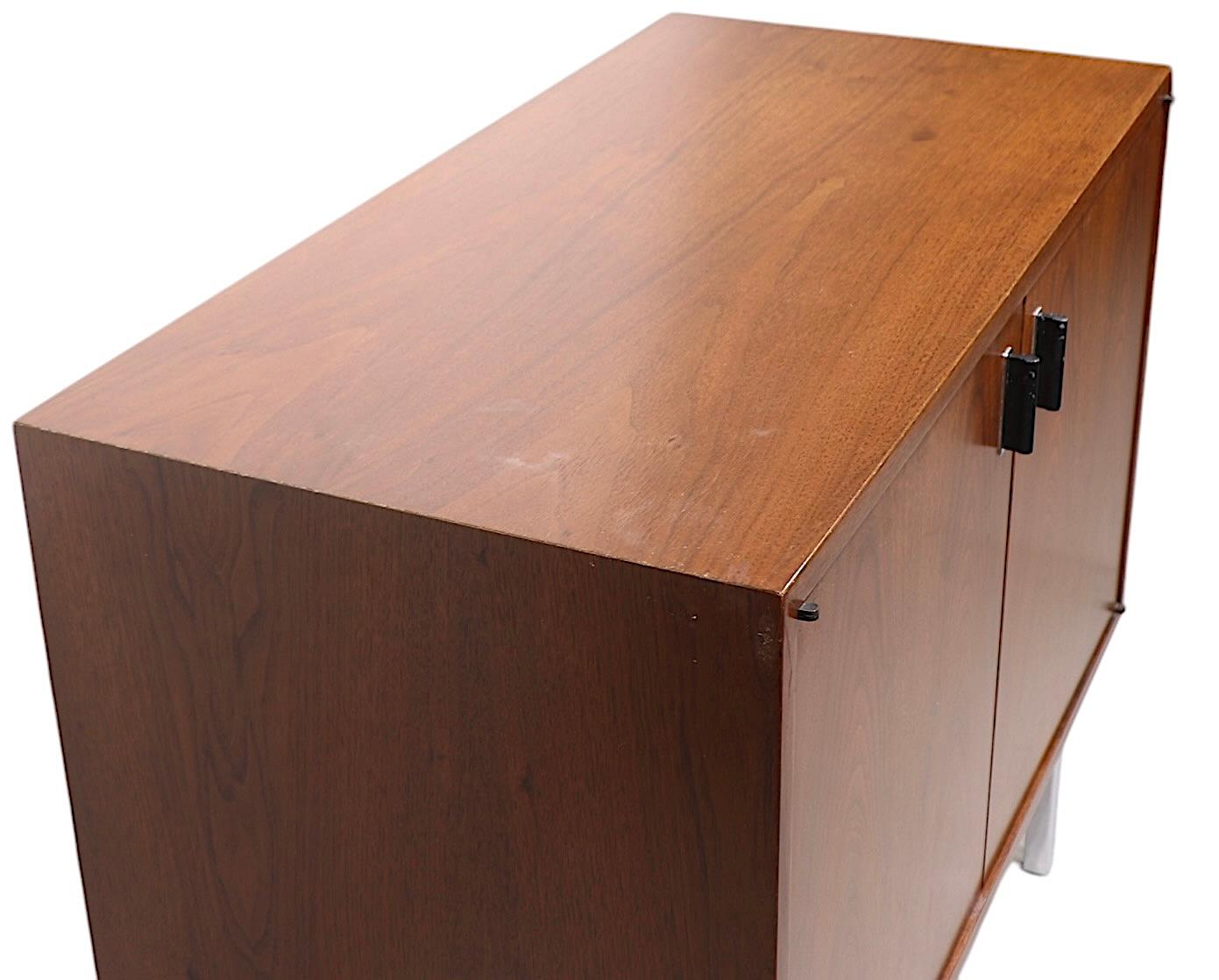 Armoire de rangement mi-siècle à deux portes, vers les années 1940/50 en vente 3