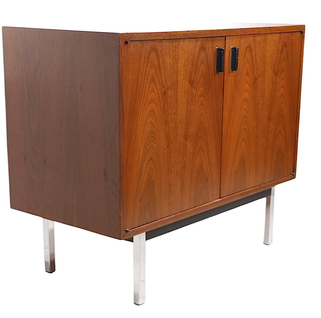 Armoire de rangement mi-siècle à deux portes, vers les années 1940/50 en vente 4