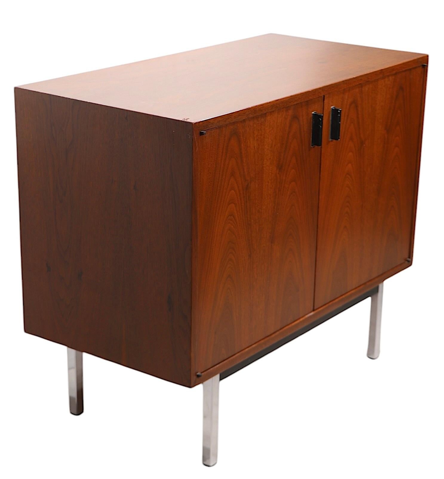 Armoire de rangement mi-siècle à deux portes, vers les années 1940/50 en vente 6