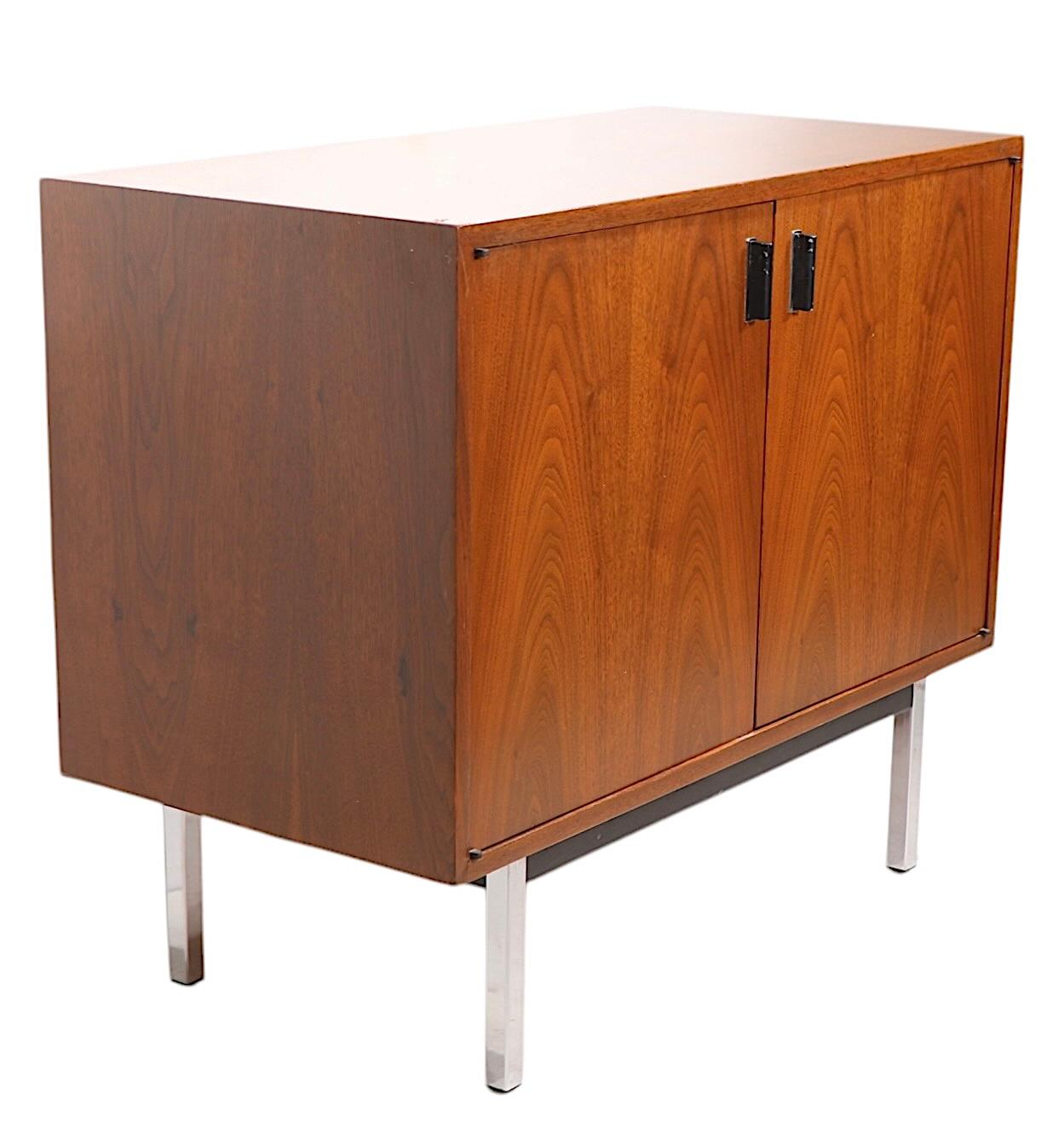 Armoire de rangement mi-siècle à deux portes, vers les années 1940/50 en vente 7