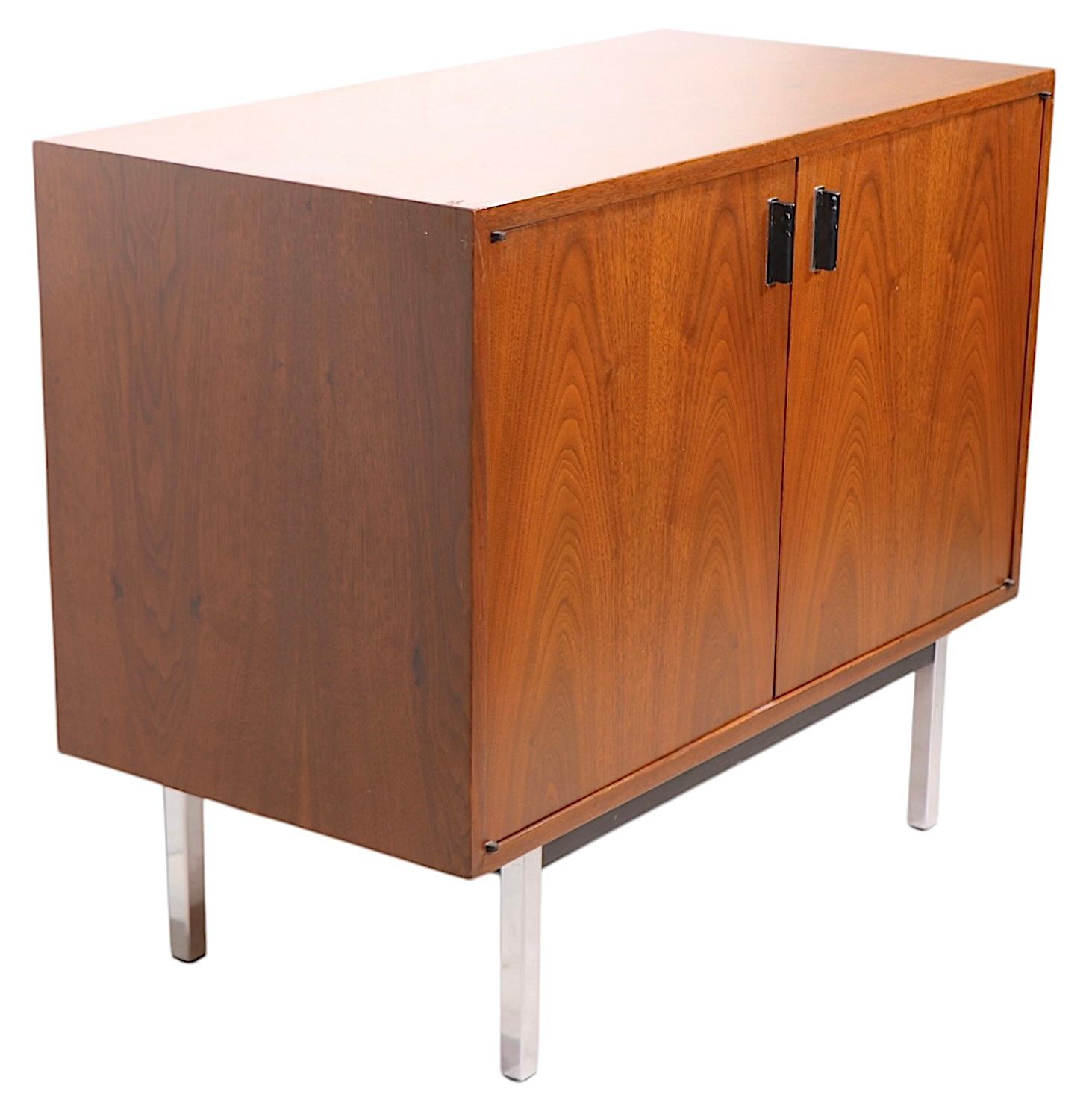 Armoire de rangement mi-siècle à deux portes, vers les années 1940/50 en vente 8
