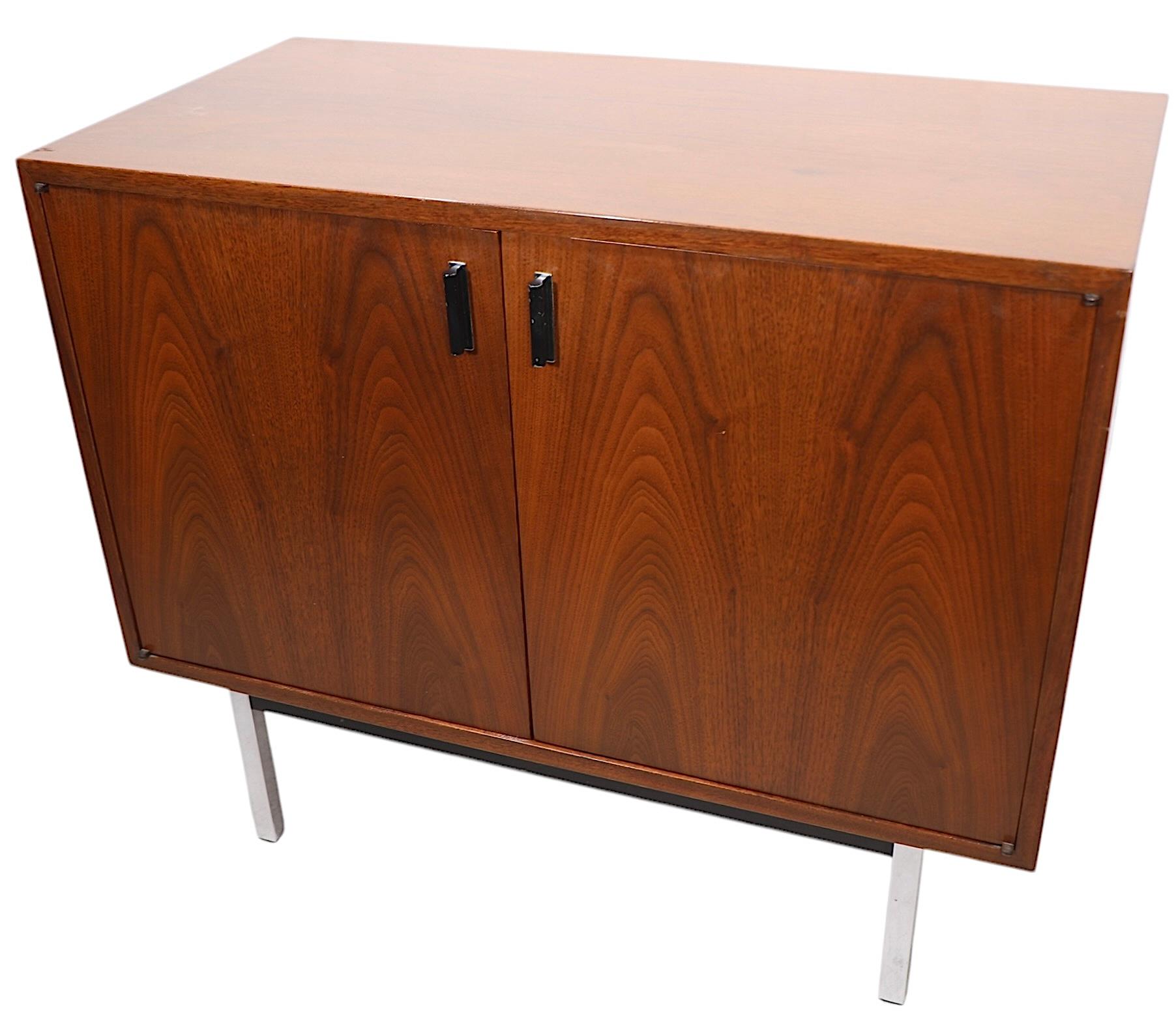 Armoire de rangement mi-siècle à deux portes, vers les années 1940/50 en vente 9