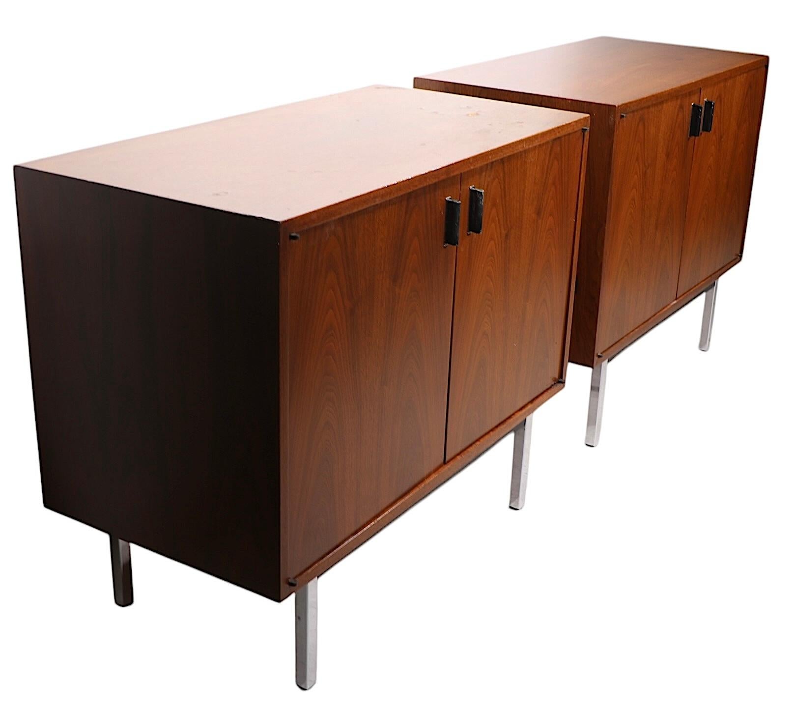Mid-Century Modern Armoire de rangement mi-siècle à deux portes, vers les années 1940/50 en vente