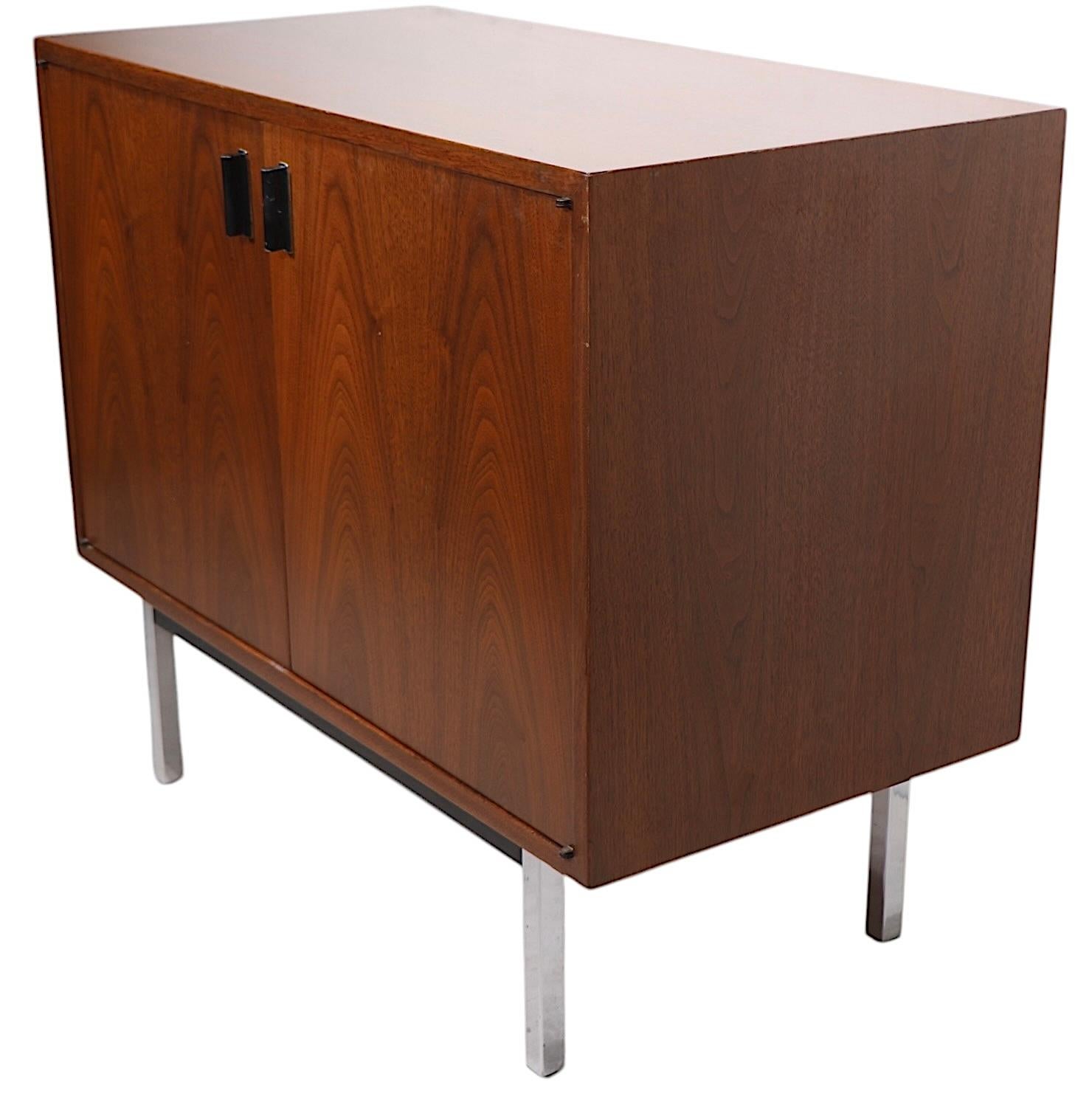 Américain Armoire de rangement mi-siècle à deux portes, vers les années 1940/50 en vente