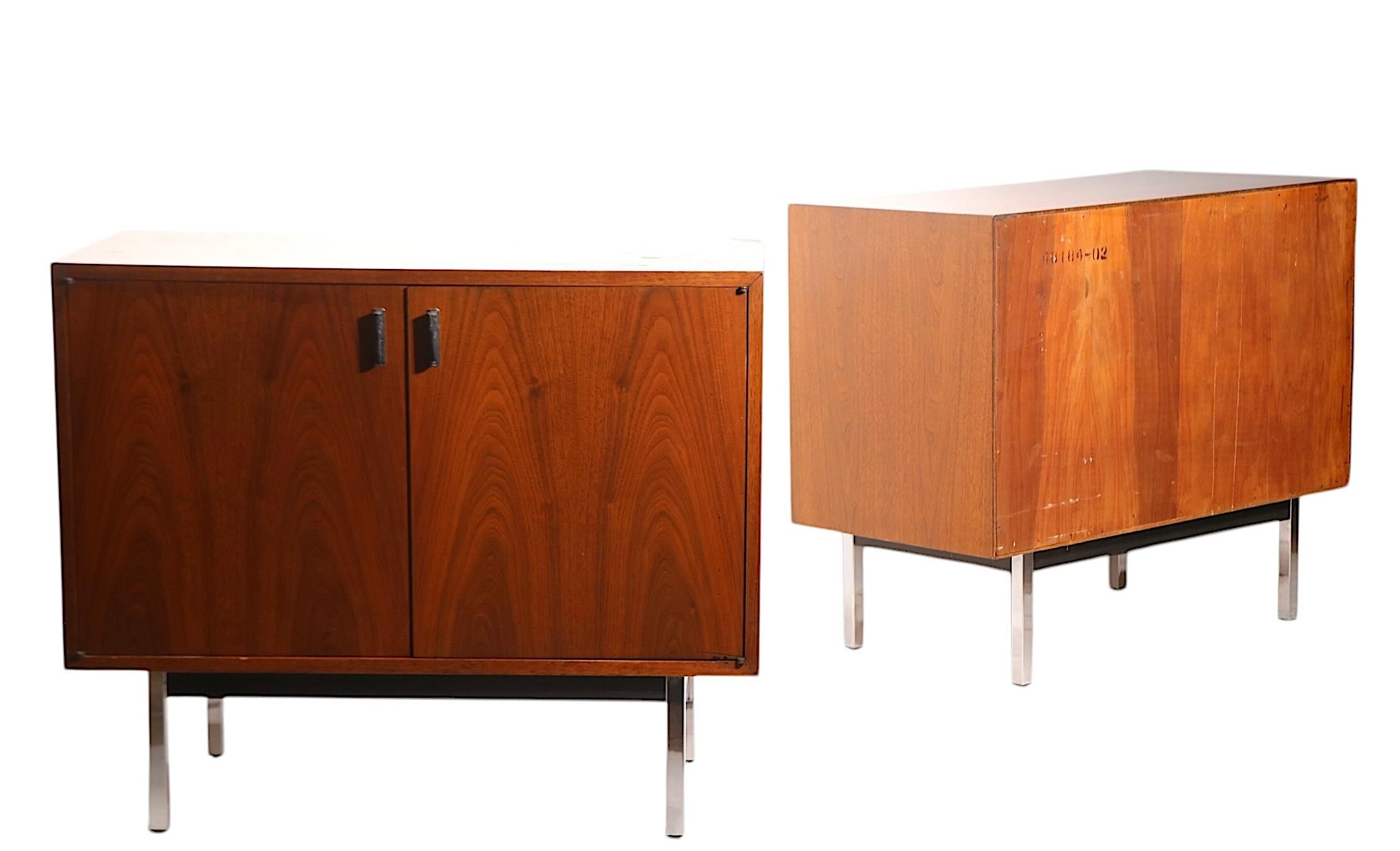 Armoire de rangement mi-siècle à deux portes, vers les années 1940/50 Bon état - En vente à New York, NY