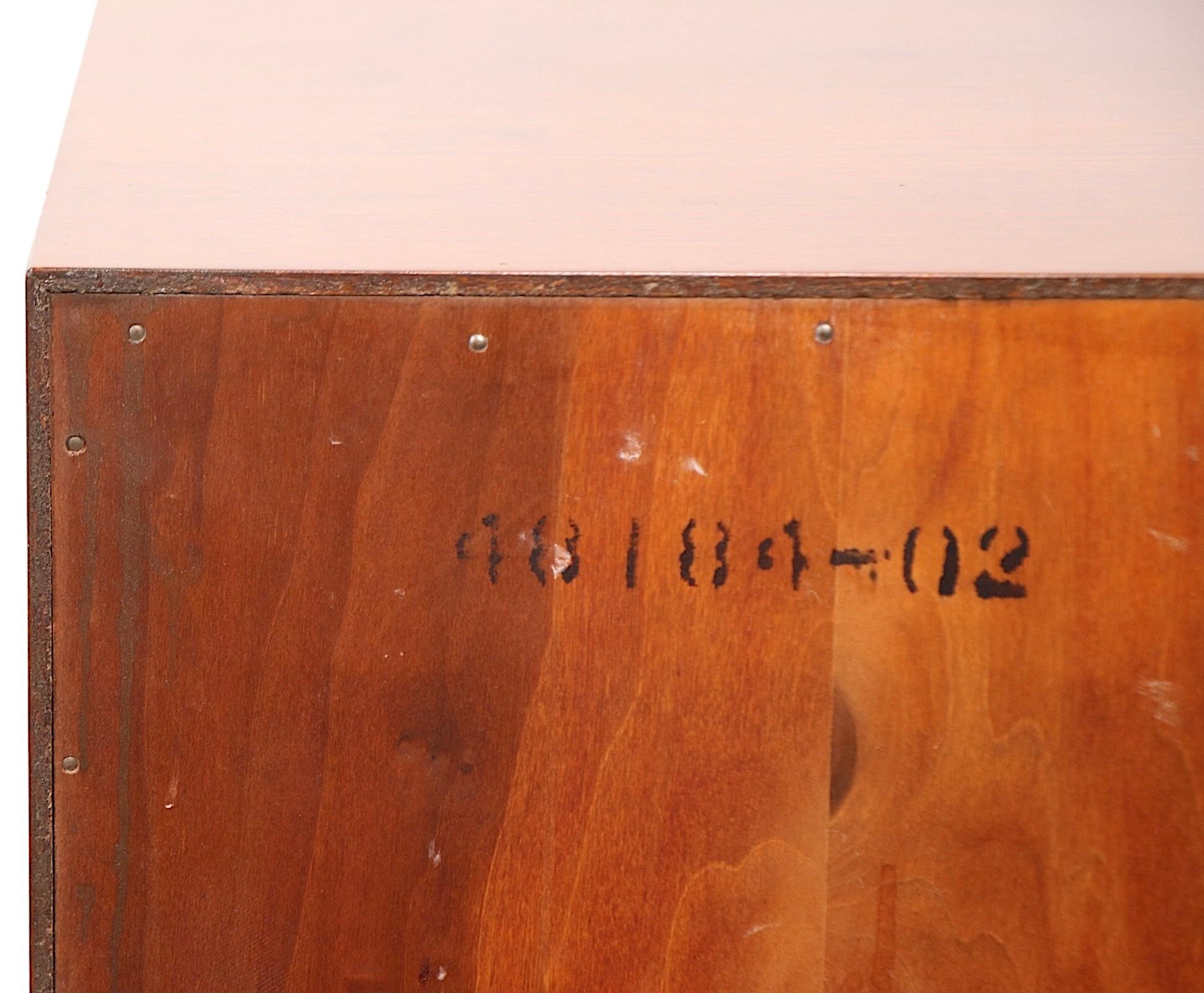 20ième siècle Armoire de rangement mi-siècle à deux portes, vers les années 1940/50 en vente