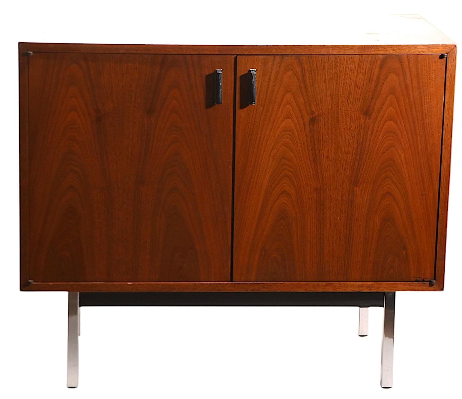 Chrome Armoire de rangement mi-siècle à deux portes, vers les années 1940/50 en vente