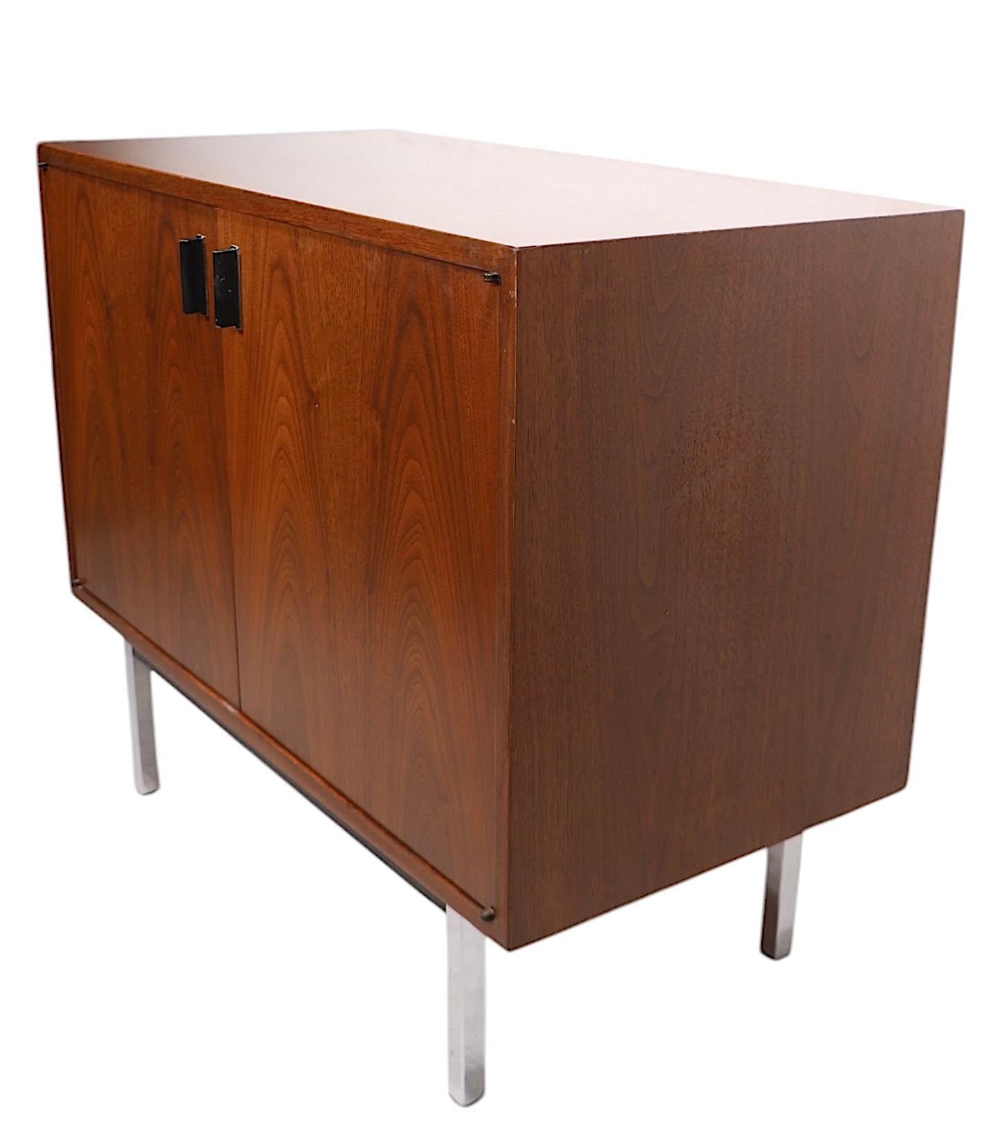 Armoire de rangement mi-siècle à deux portes, vers les années 1940/50 en vente 1