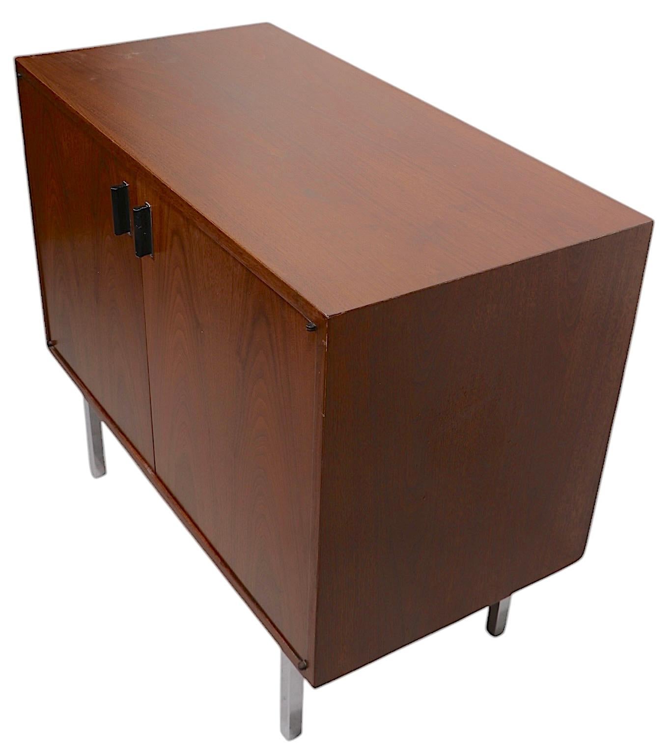 Armoire de rangement mi-siècle à deux portes, vers les années 1940/50 en vente 2