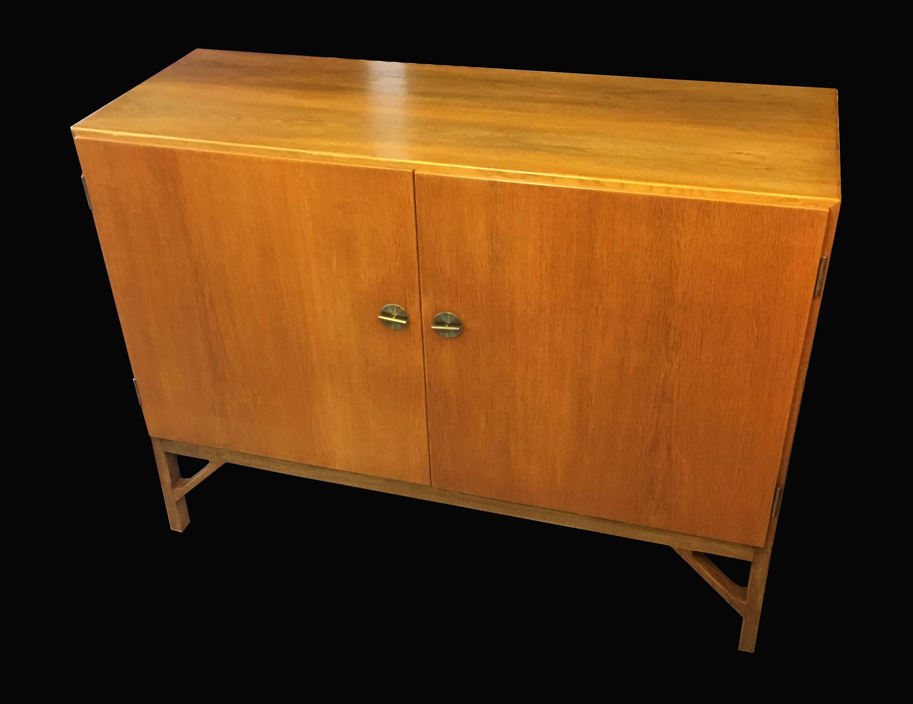 Danois Armoire à deux portes en Oak avec Slides réglables par Børge Mogensen pour C.M. Madsen