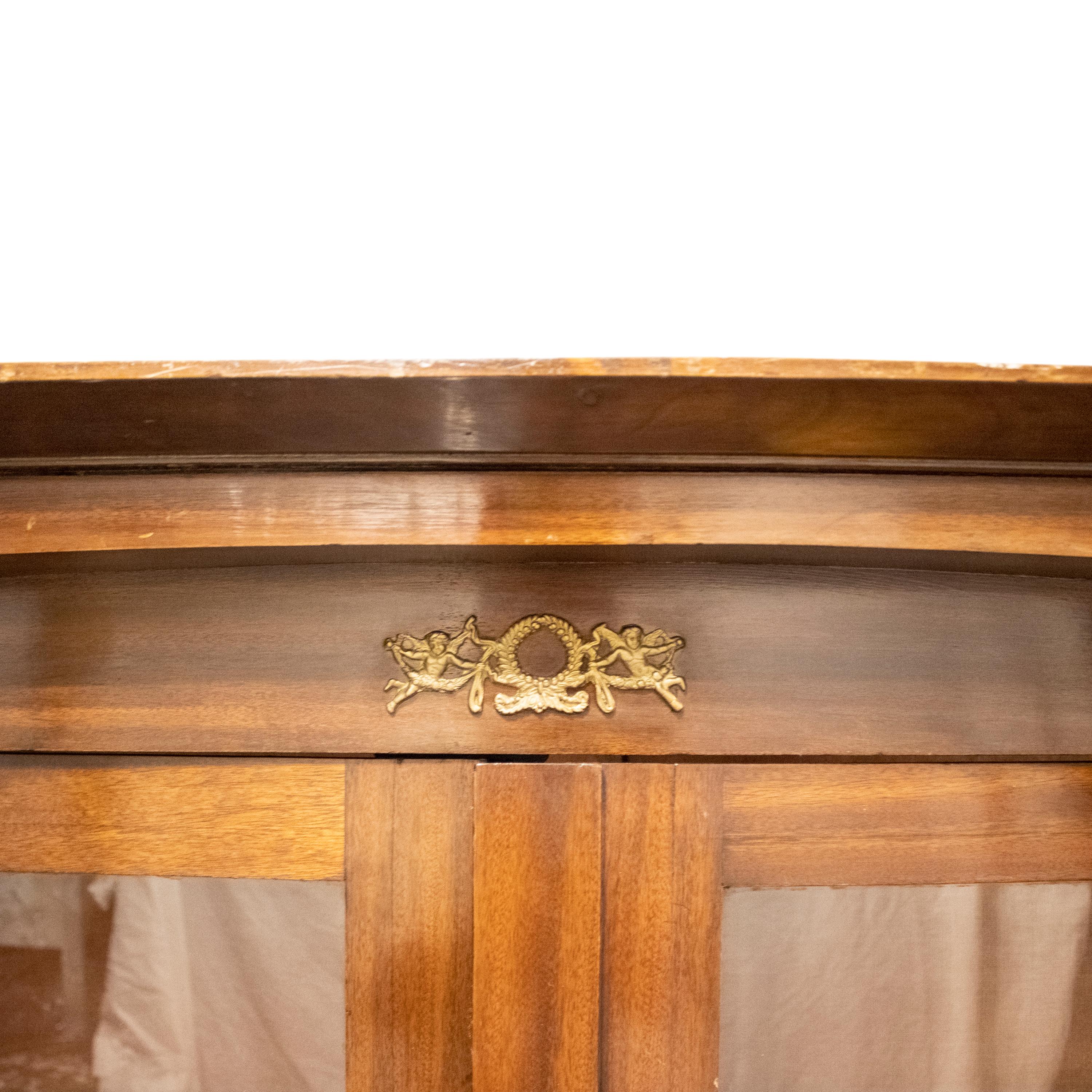 Vetrina a due ante in legno di quercia rivestita in mogano e colonne in mogano massiccio, ferramenta e buchi per le chiavi in bronzo dorato al mercurio e cesellato a mano, interno rivestito in velluto di cotone e ripiani in vetro, con luce interna