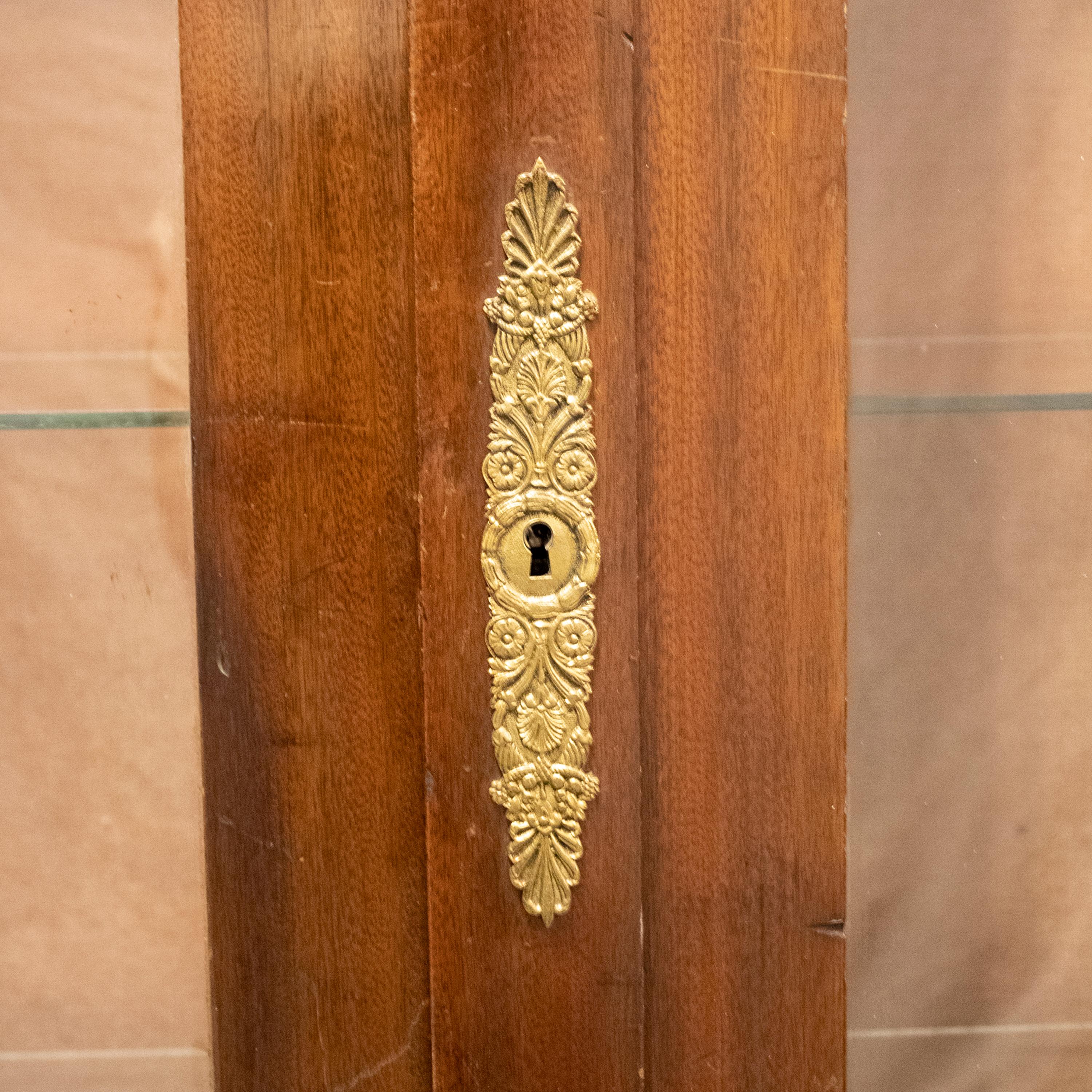 Vetrina a due ante in Oak con dettagli in bronzo, Francia, XIX secolo. In condizioni buone in vendita a Madrid, ES