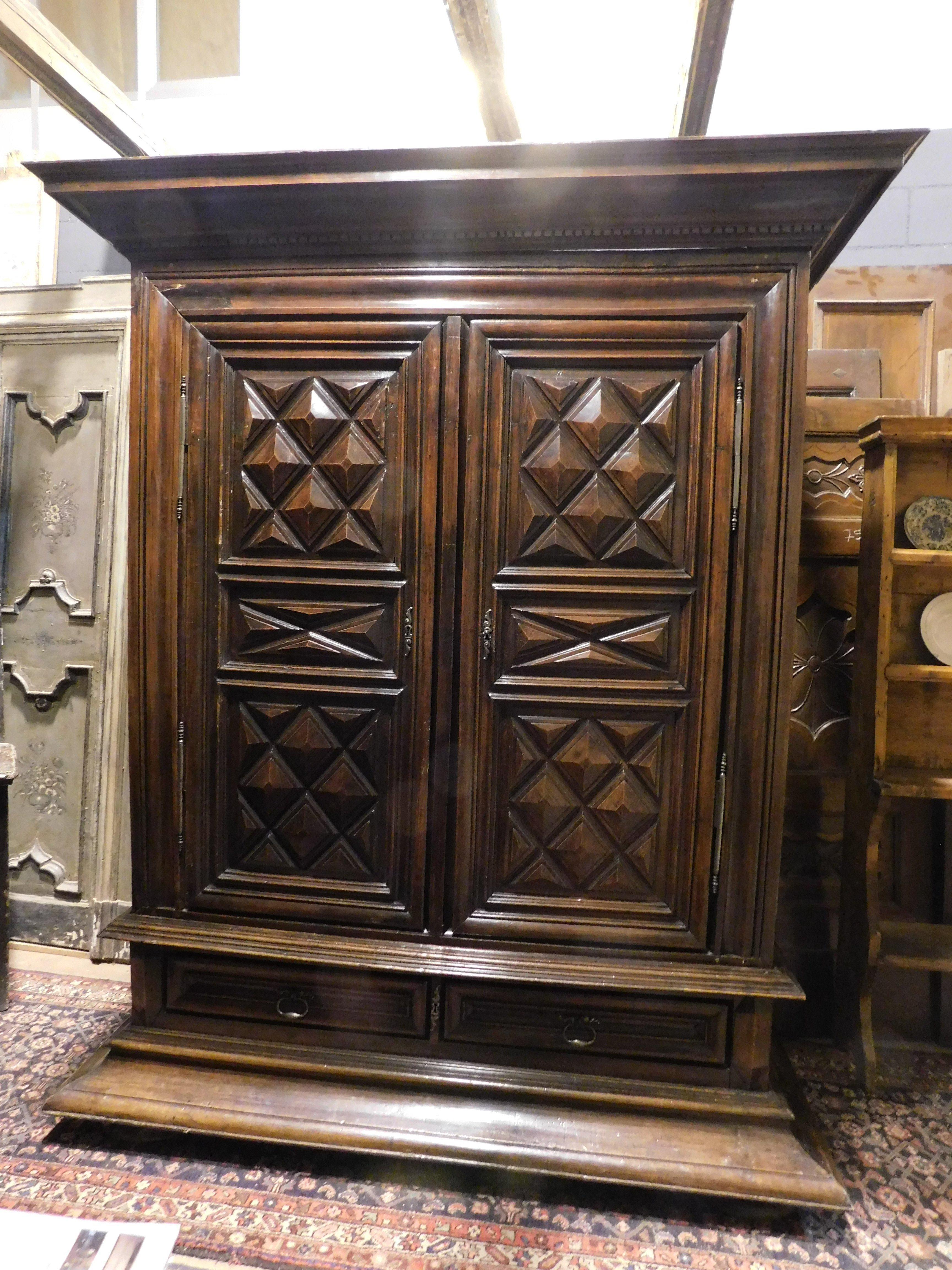 Antique sideboard wardrobe, two doors and drawer, richly hand-sculpted with diamond panels, in precious solid walnut wood, rear linings replaced and therefore in excellent state of conservation, built in the 1600s, for an important noble family