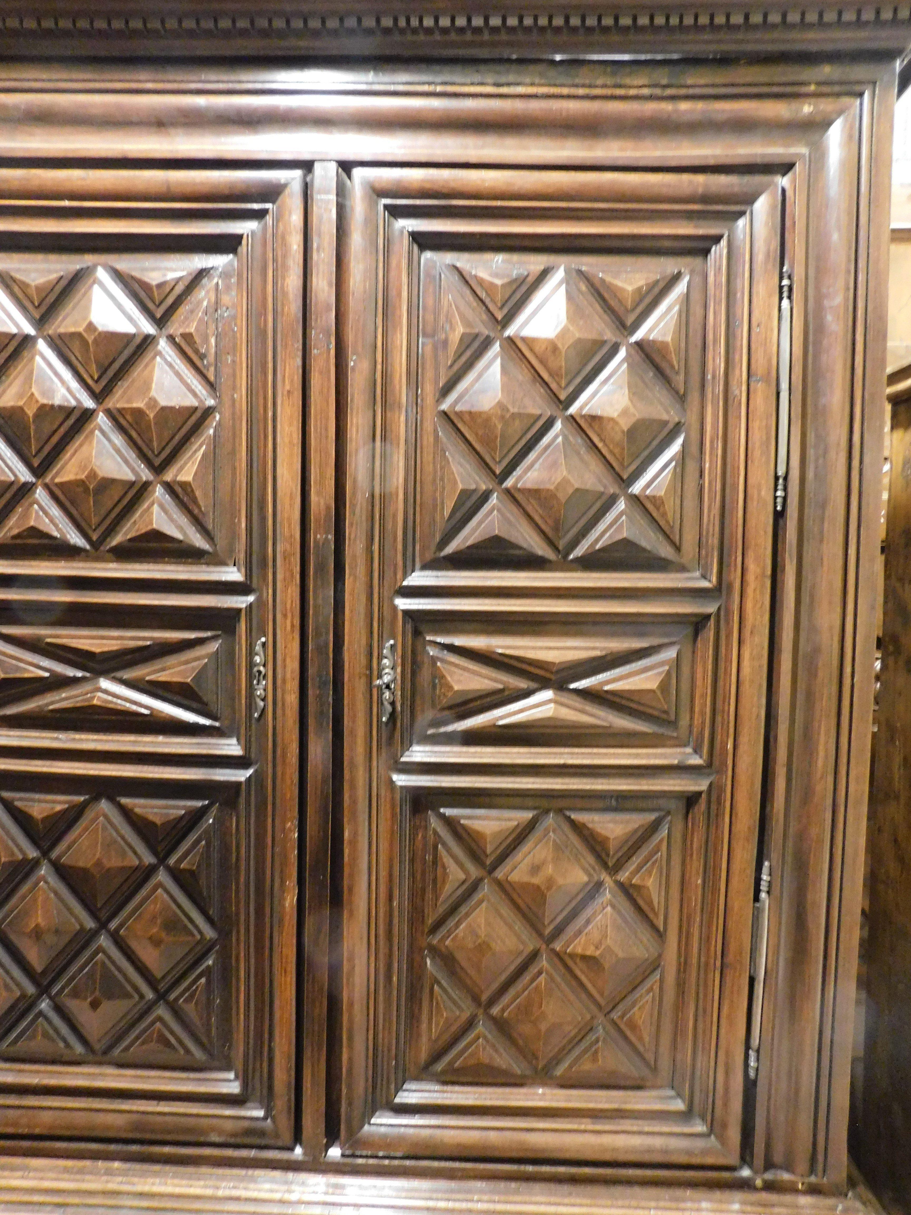 Two-door sideboard wardrobe with drawer, carved in walnut wood, Italy In Good Condition In Cuneo, Italy (CN)