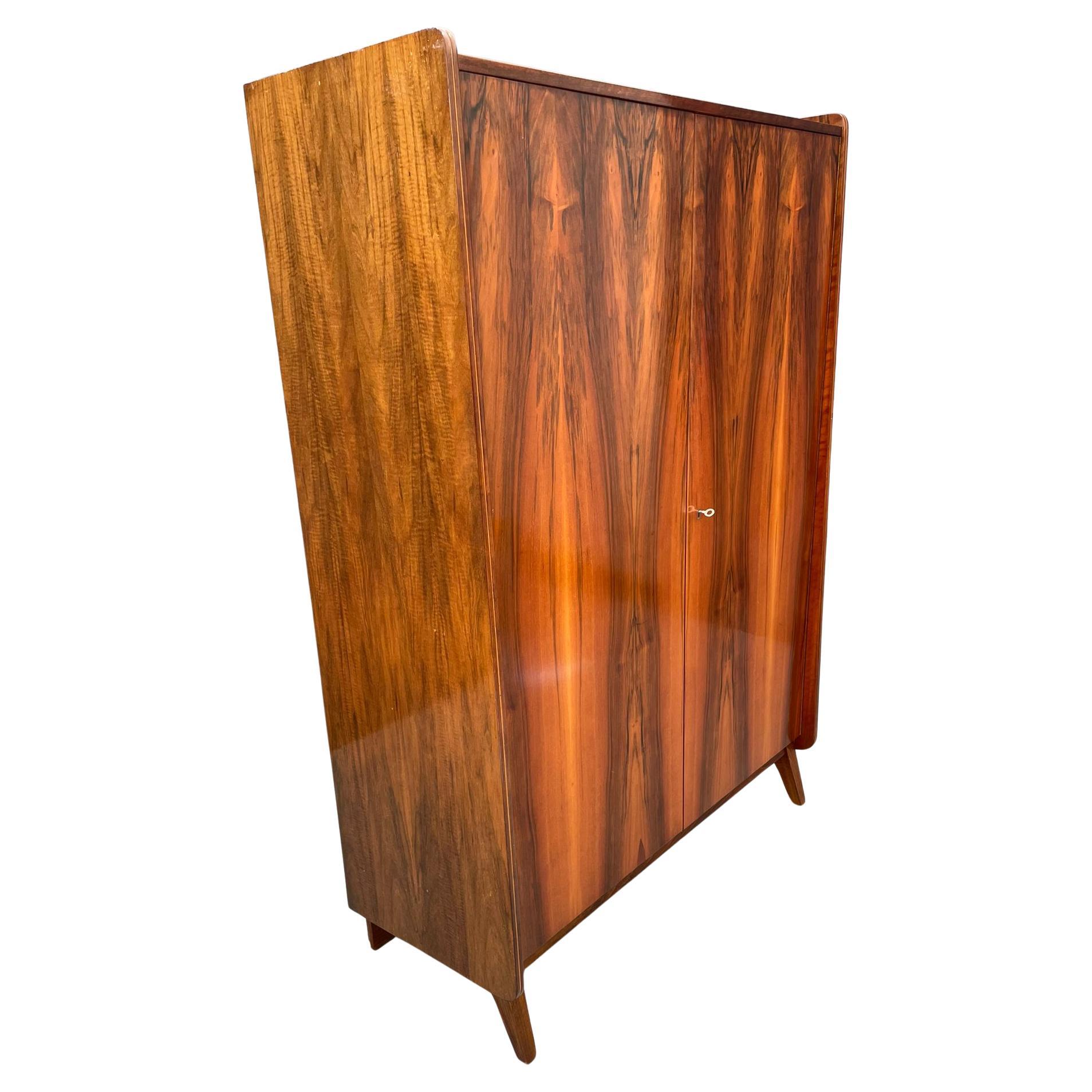 Armoire à deux portes en noyer par Tatra Nábytok, Tchécoslovaquie, années 1960