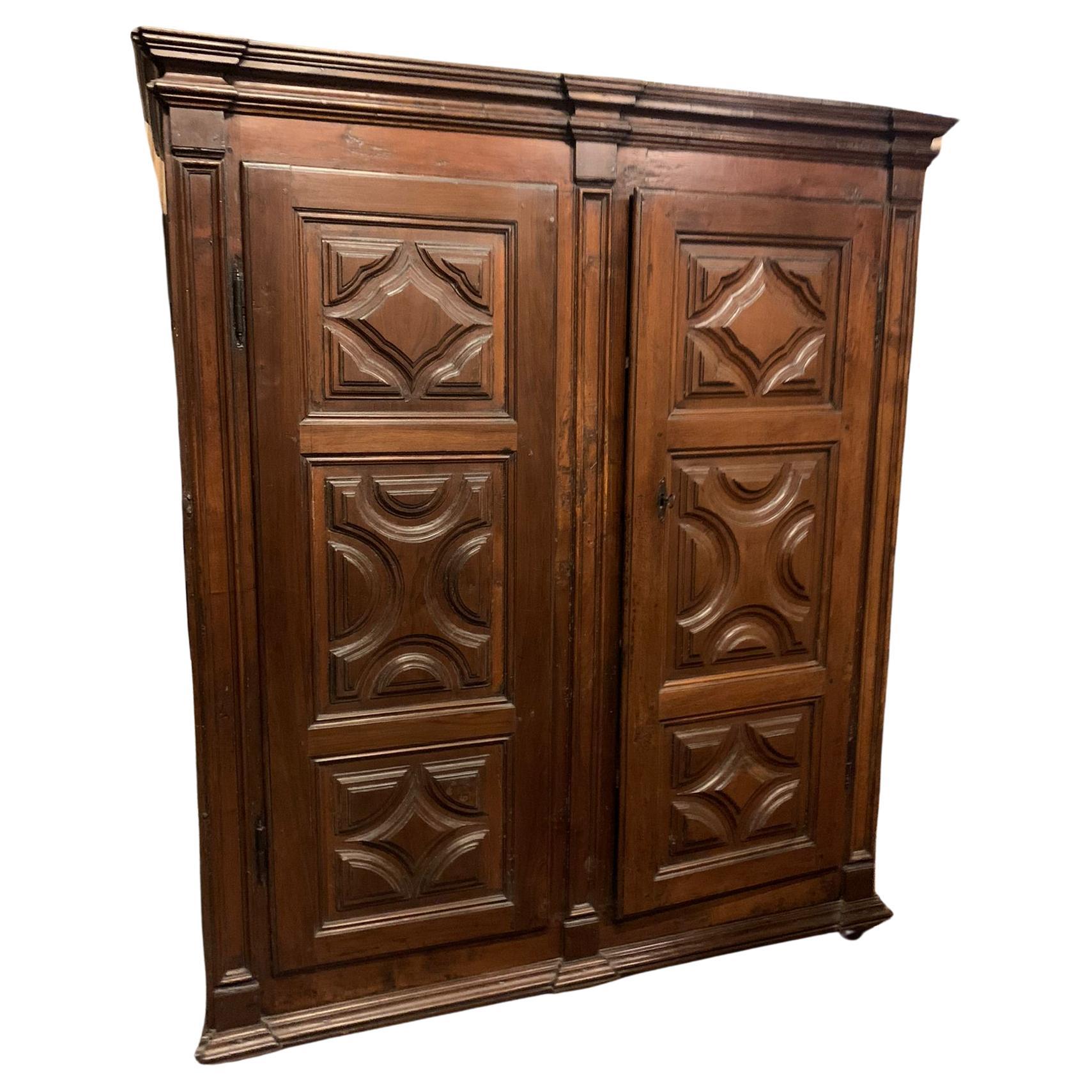 Ancient and large wardrobe, two-door wardrobe in precious hand-carved solid walnut wood, panels with baroque shapes, originating from Northern Italy, built in the 1600s, maximum dimensions cm w 170 x H 200 x D 66