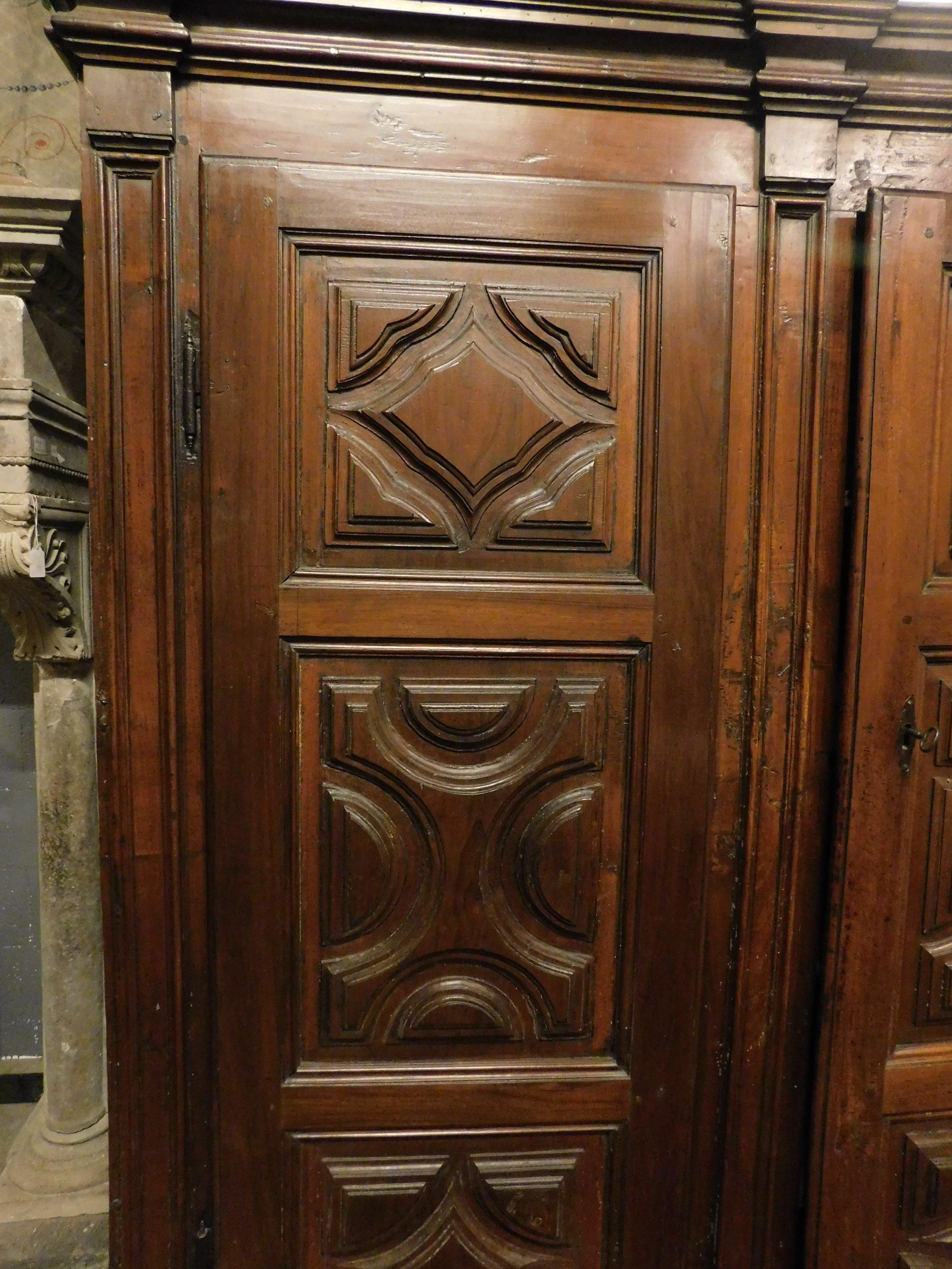 Two-door wardrobe armoires in carved walnut wood, Italy In Good Condition For Sale In Cuneo, Italy (CN)