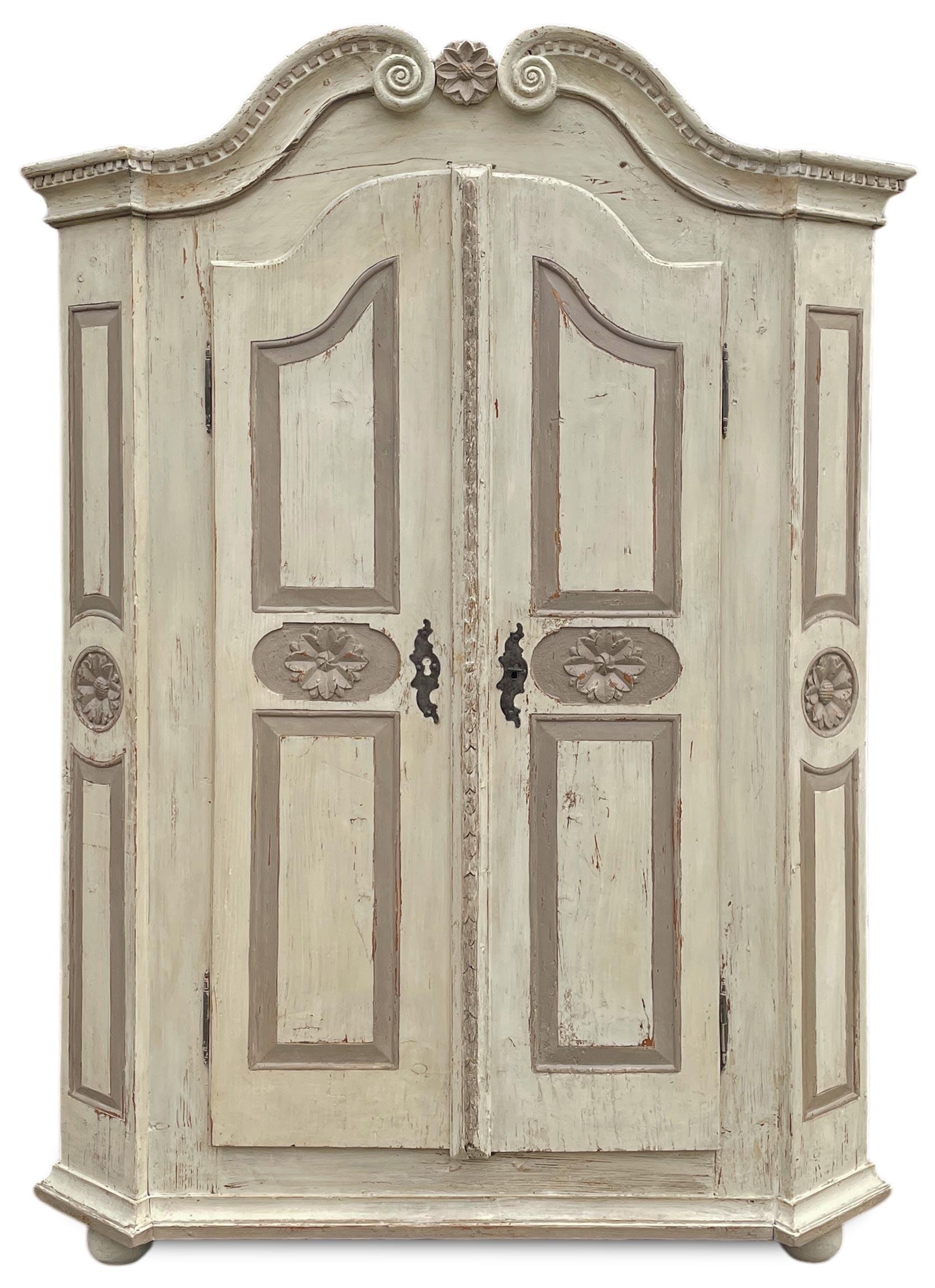 Two Doors European Cabinet in White and Gray In condizioni buone a Vo', Veneto