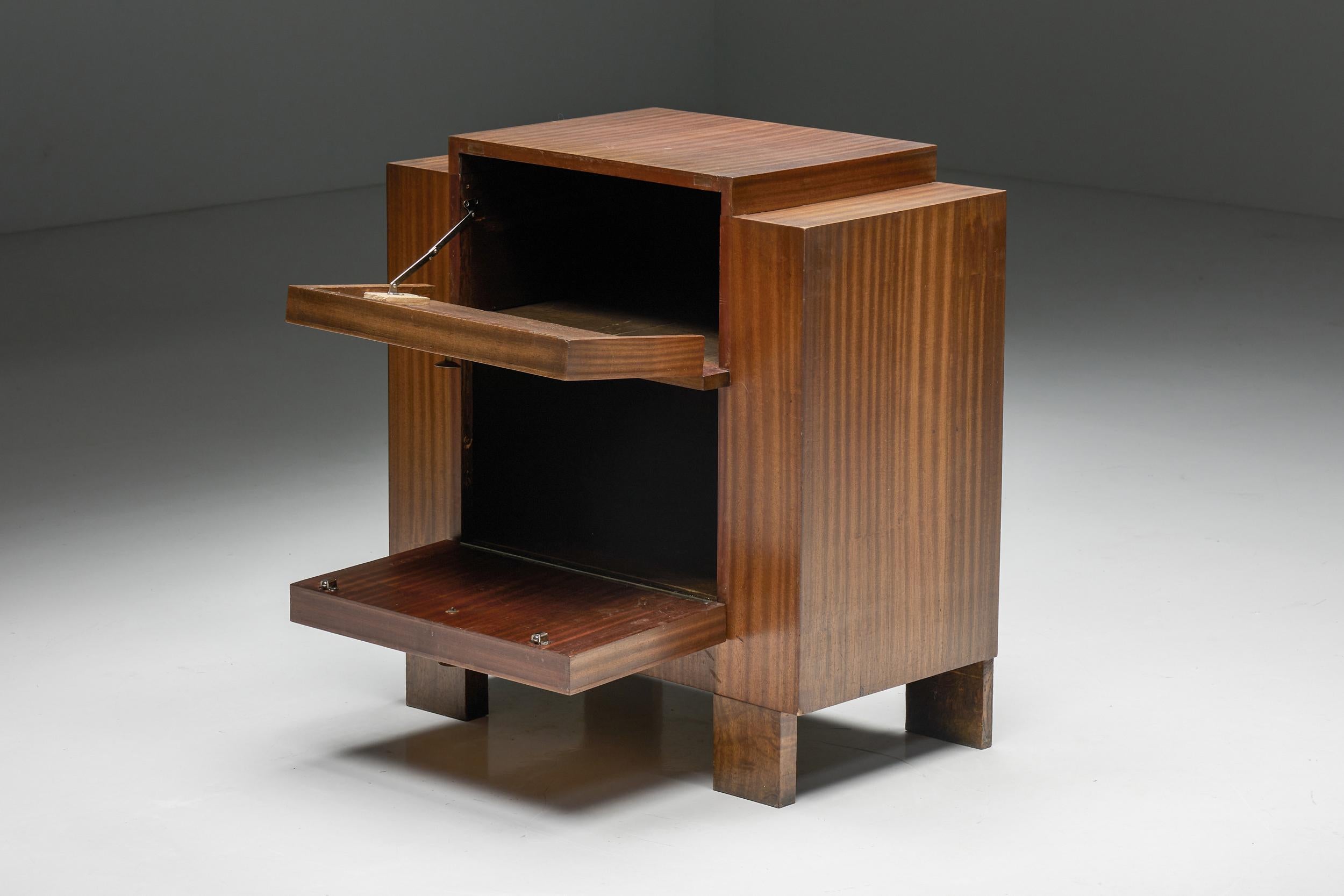 Postmoderne Meuble de rangement à deux étages de style moderniste par John Van Zeeland, Belgique, 1933 en vente