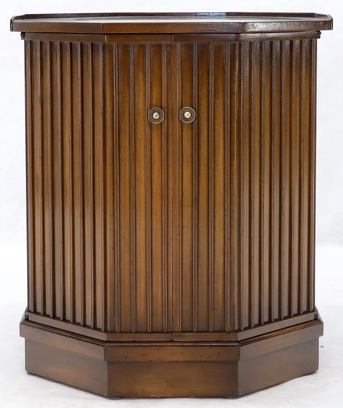 Américain Armoire à deux portes Forme octogonale Table d'appoint occasionnelle Guéridon en vente