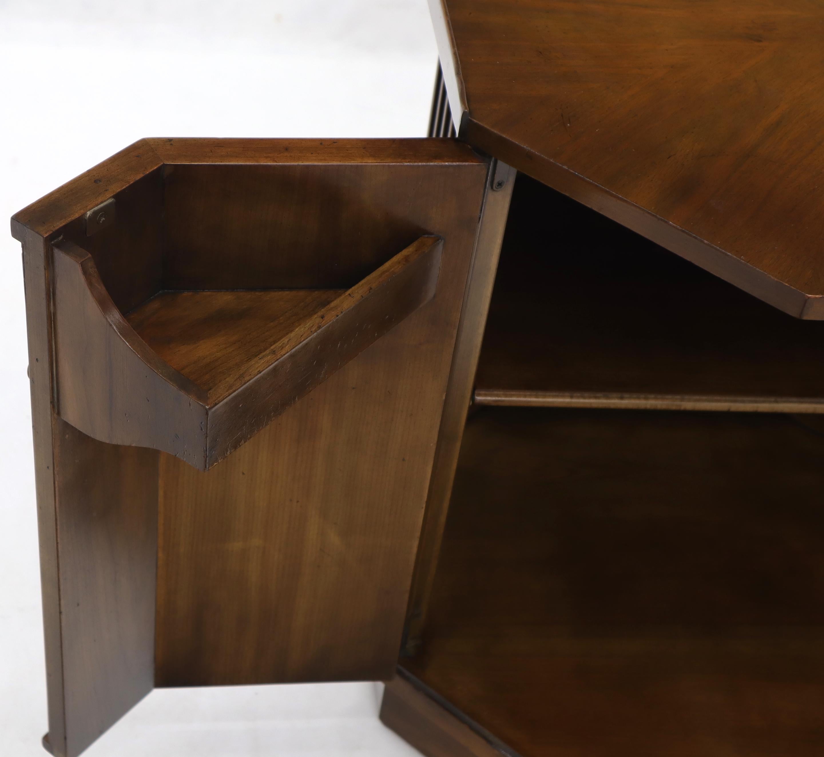 20ième siècle Armoire à deux portes Forme octogonale Table d'appoint occasionnelle Guéridon en vente